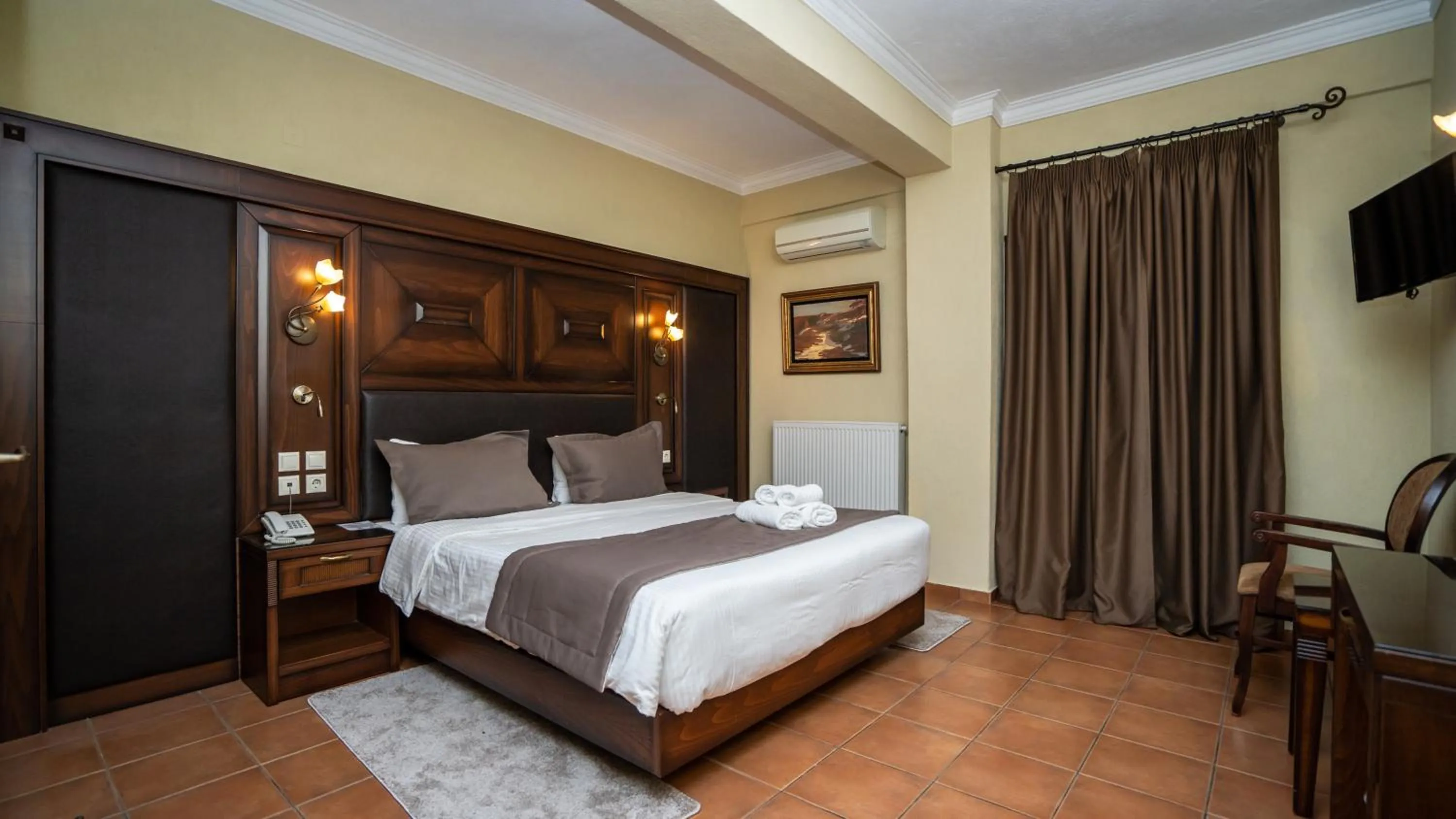 Bedroom, Bed in Dellas Boutique Hotel