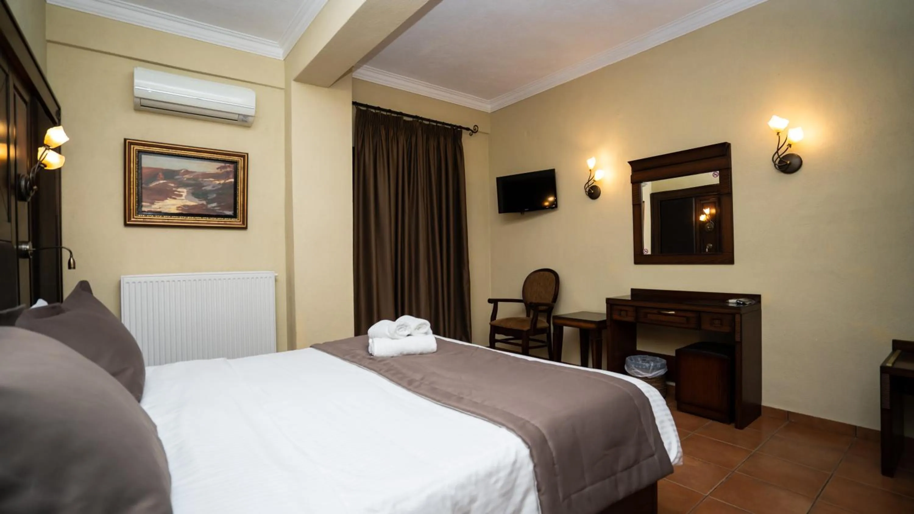 Bedroom, Bed in Dellas Boutique Hotel