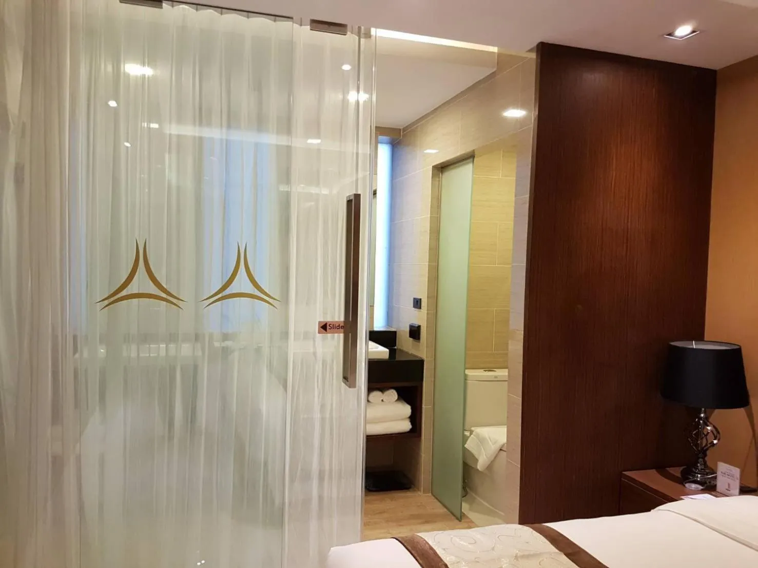 Bathroom, Bed in Syama Suite Sukhumvit 20