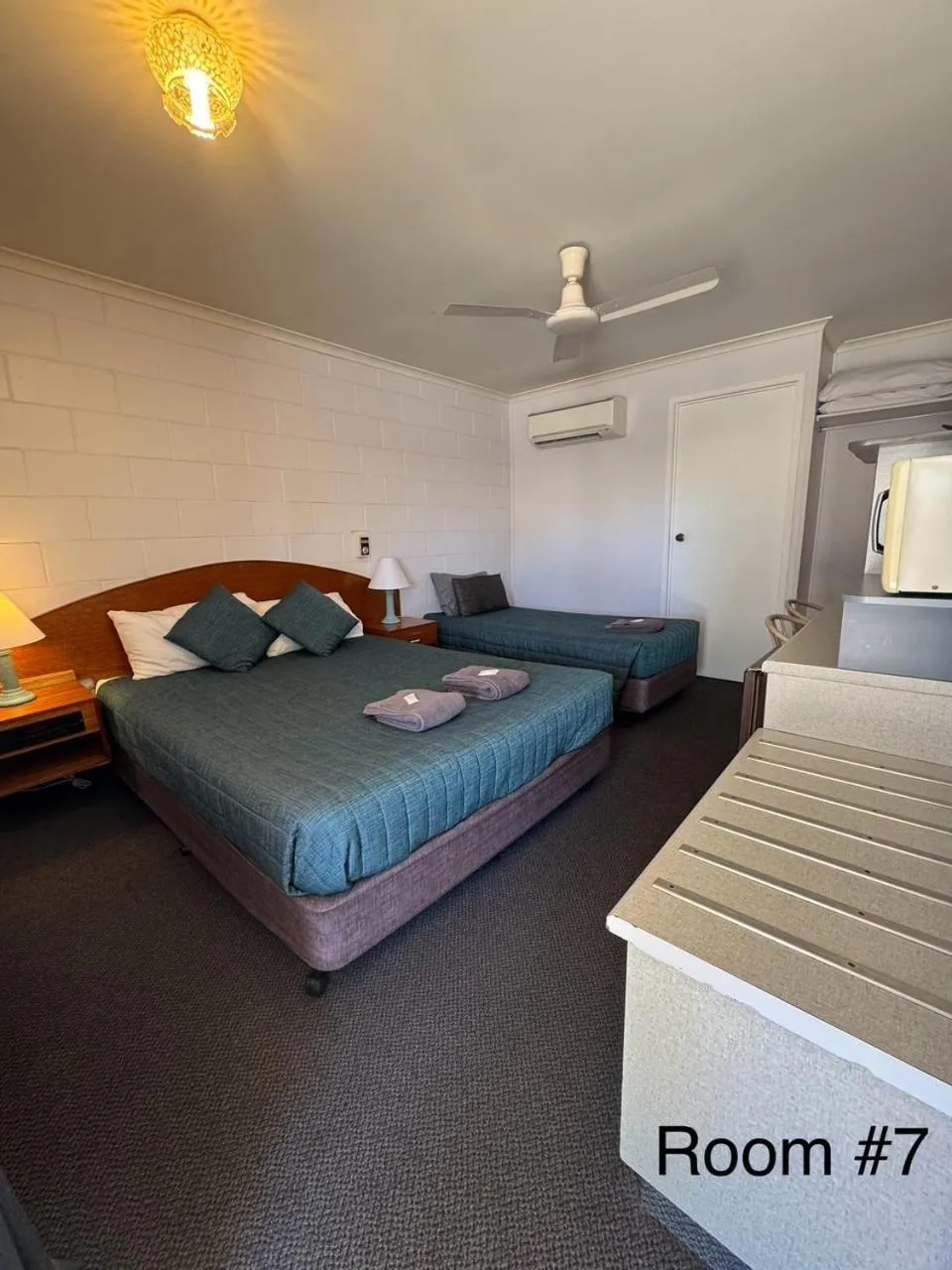 Photo of the whole room, Bed in Warrego Motel