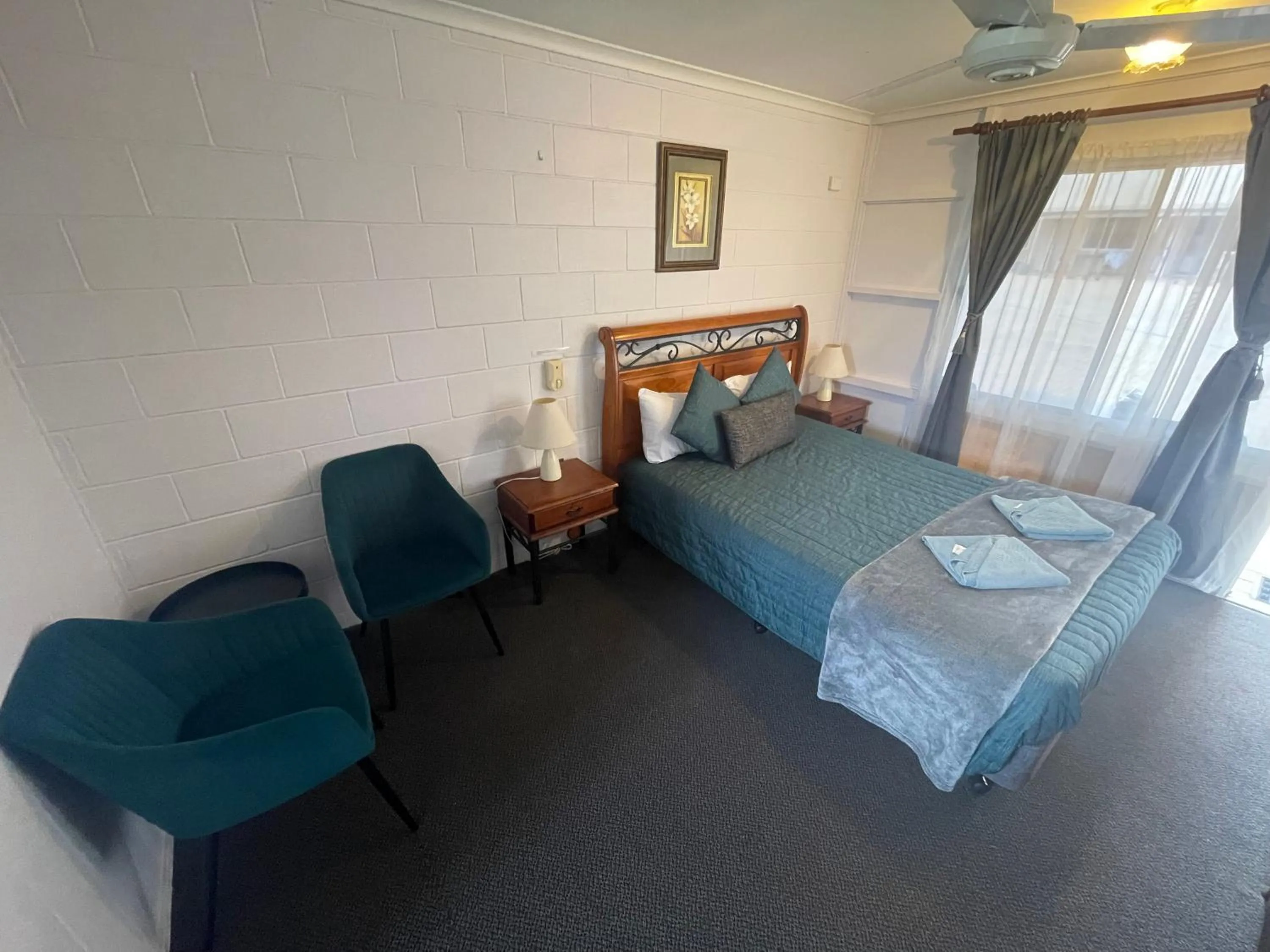 Photo of the whole room, Bed in Warrego Motel