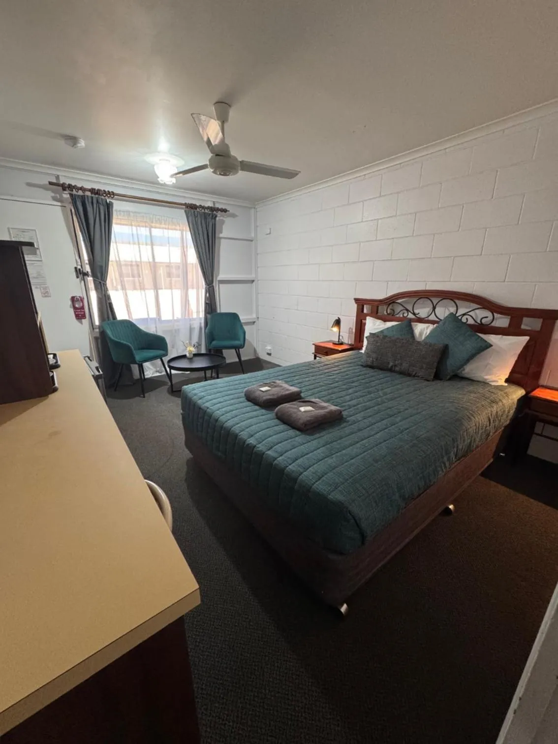 Photo of the whole room, Bed in Warrego Motel