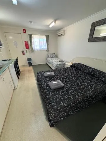 Photo of the whole room, Bed in Warrego Motel