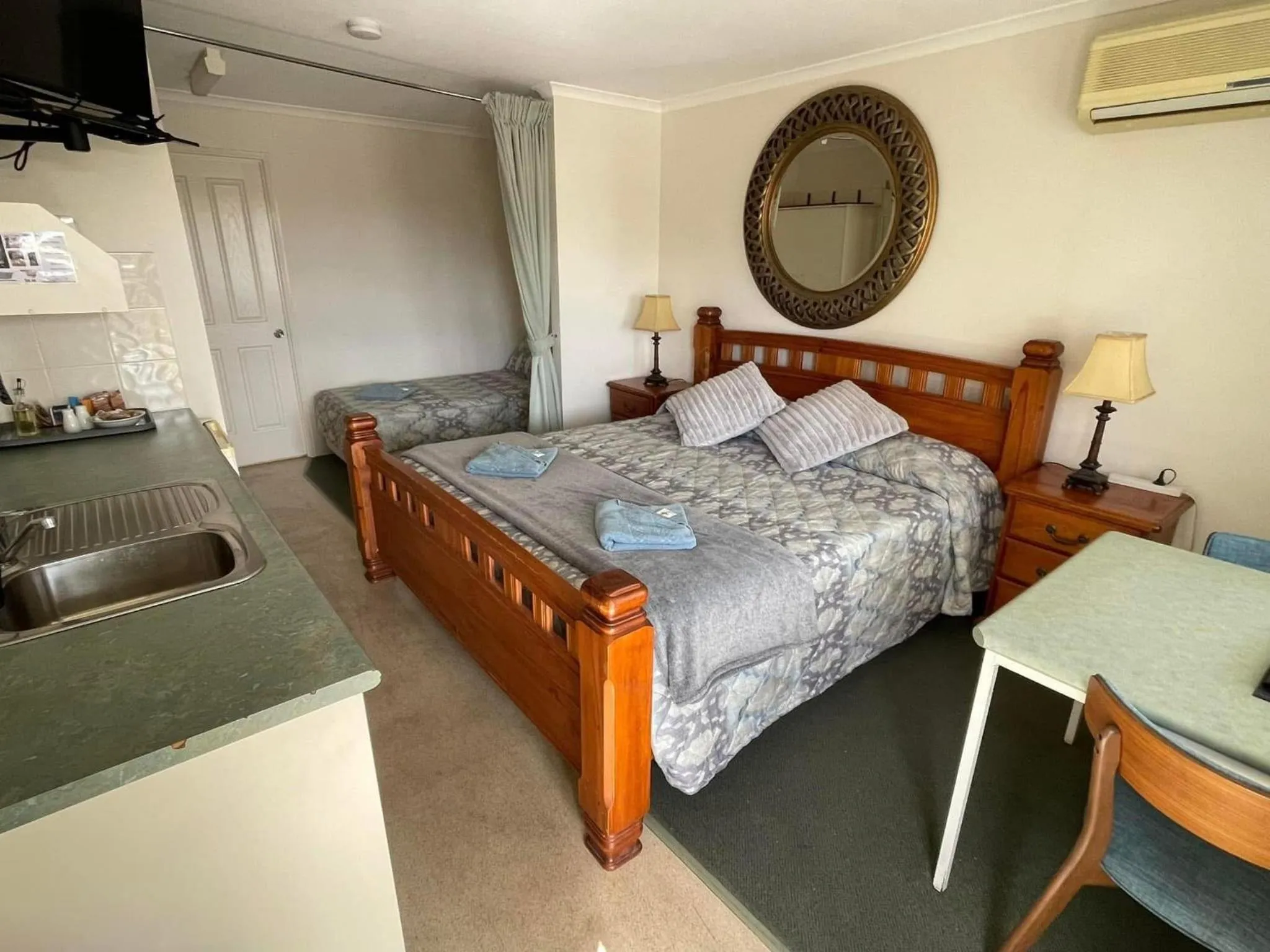 Photo of the whole room, Bed in Warrego Motel