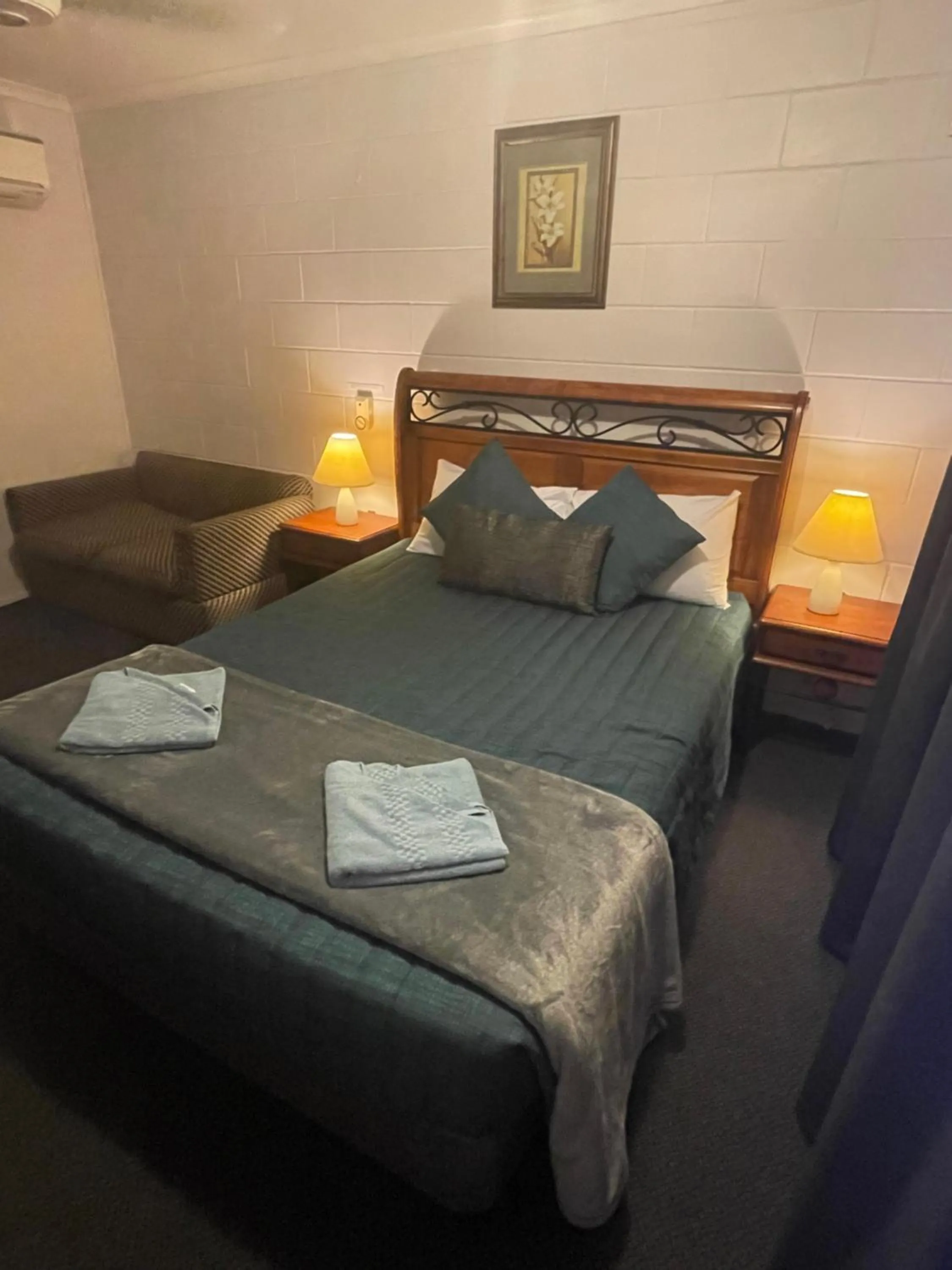 Photo of the whole room, Bed in Warrego Motel