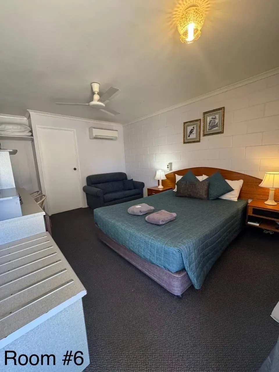 Deluxe Queen Room - single occupancy in Warrego Motel Deluxe Queen Room - single occupancy in Warrego Motel