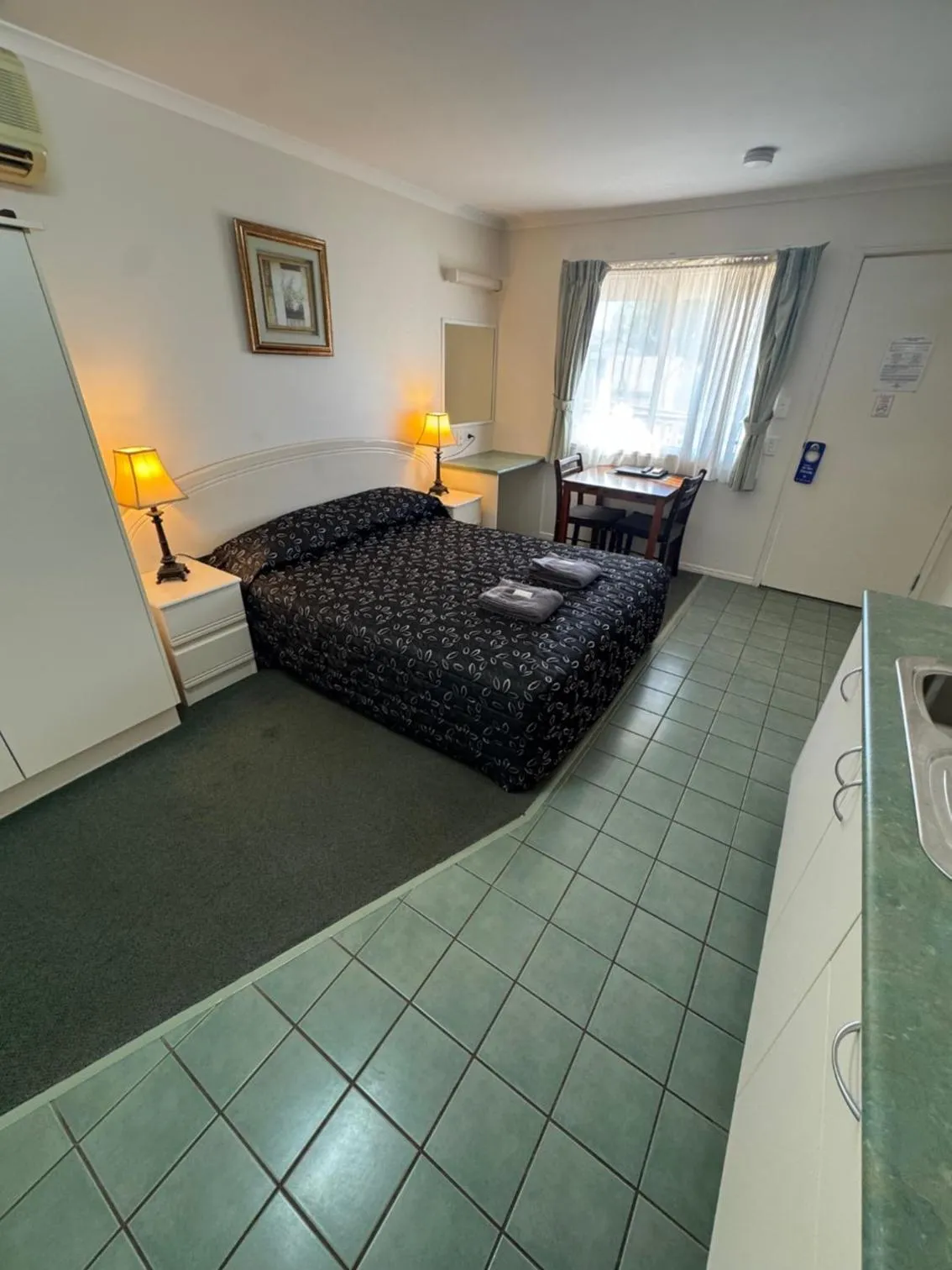 Photo of the whole room, Bed in Warrego Motel