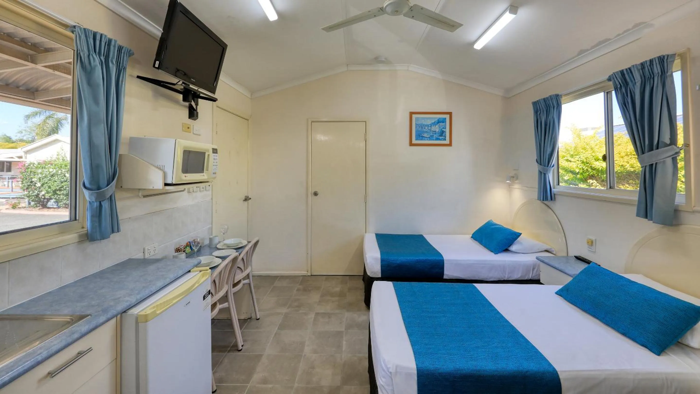 Photo of the whole room, Bed in 22 On Bowen