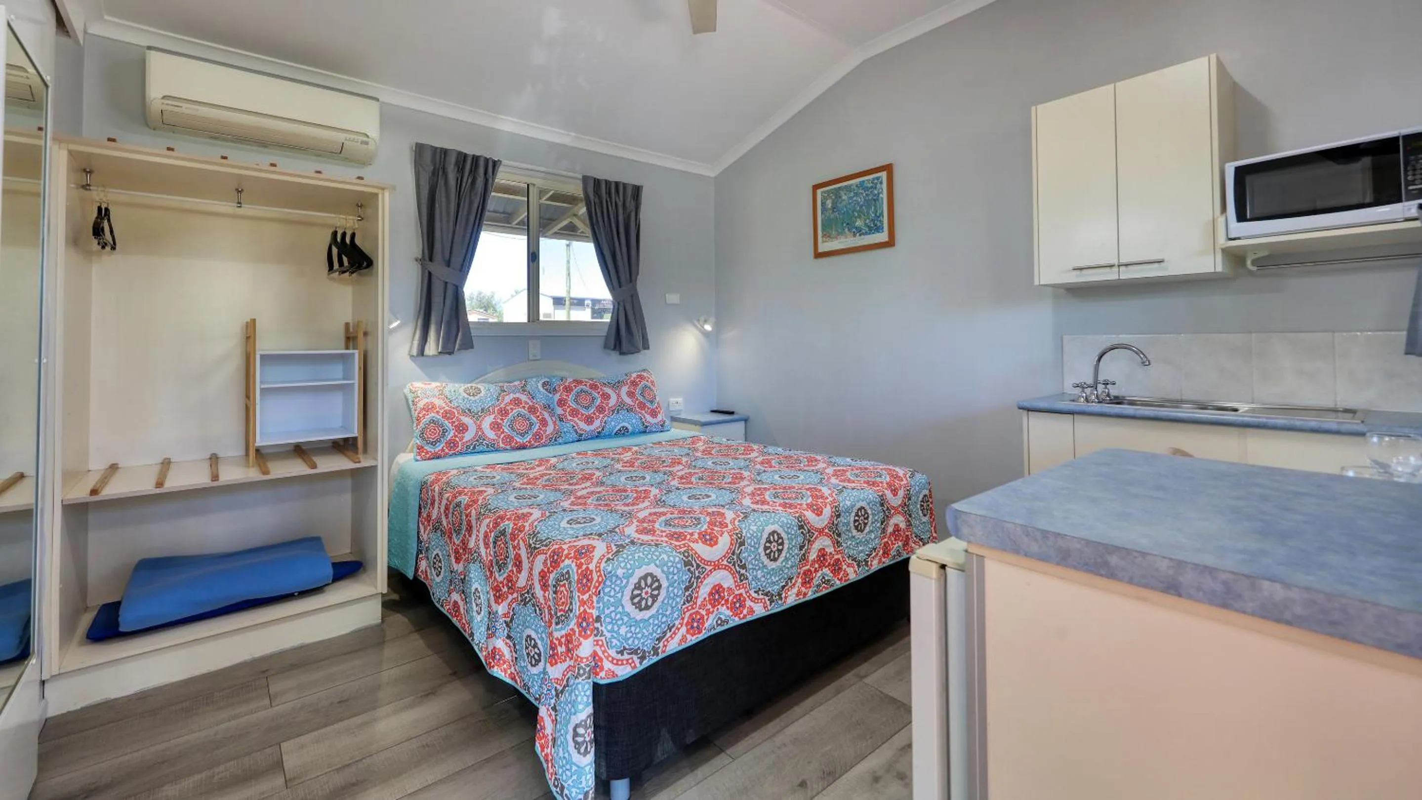 Photo of the whole room, Bed in 22 On Bowen