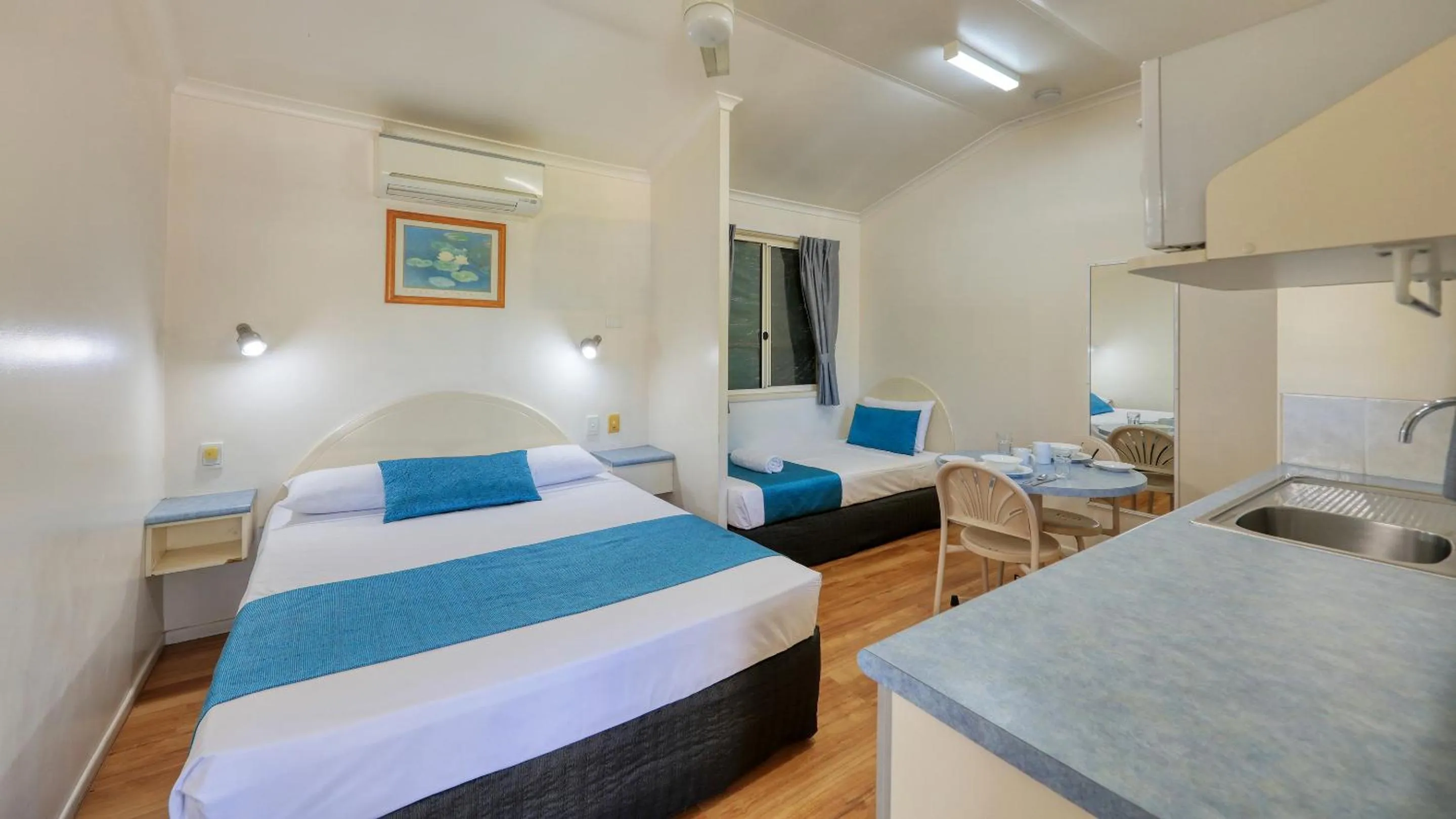 Photo of the whole room, Bed in 22 On Bowen