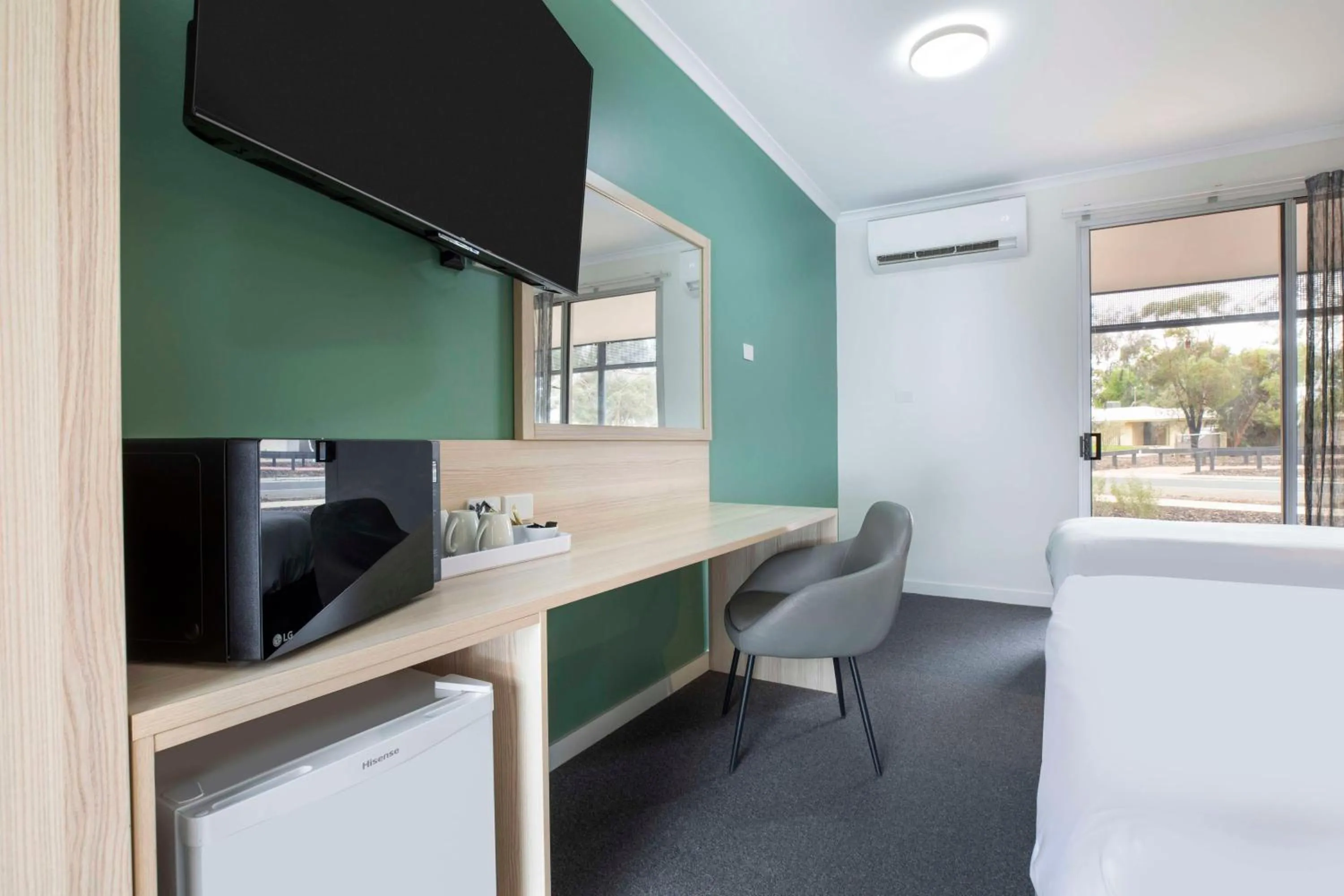 Bedroom, Bed in Roxby Downs Motor Inn