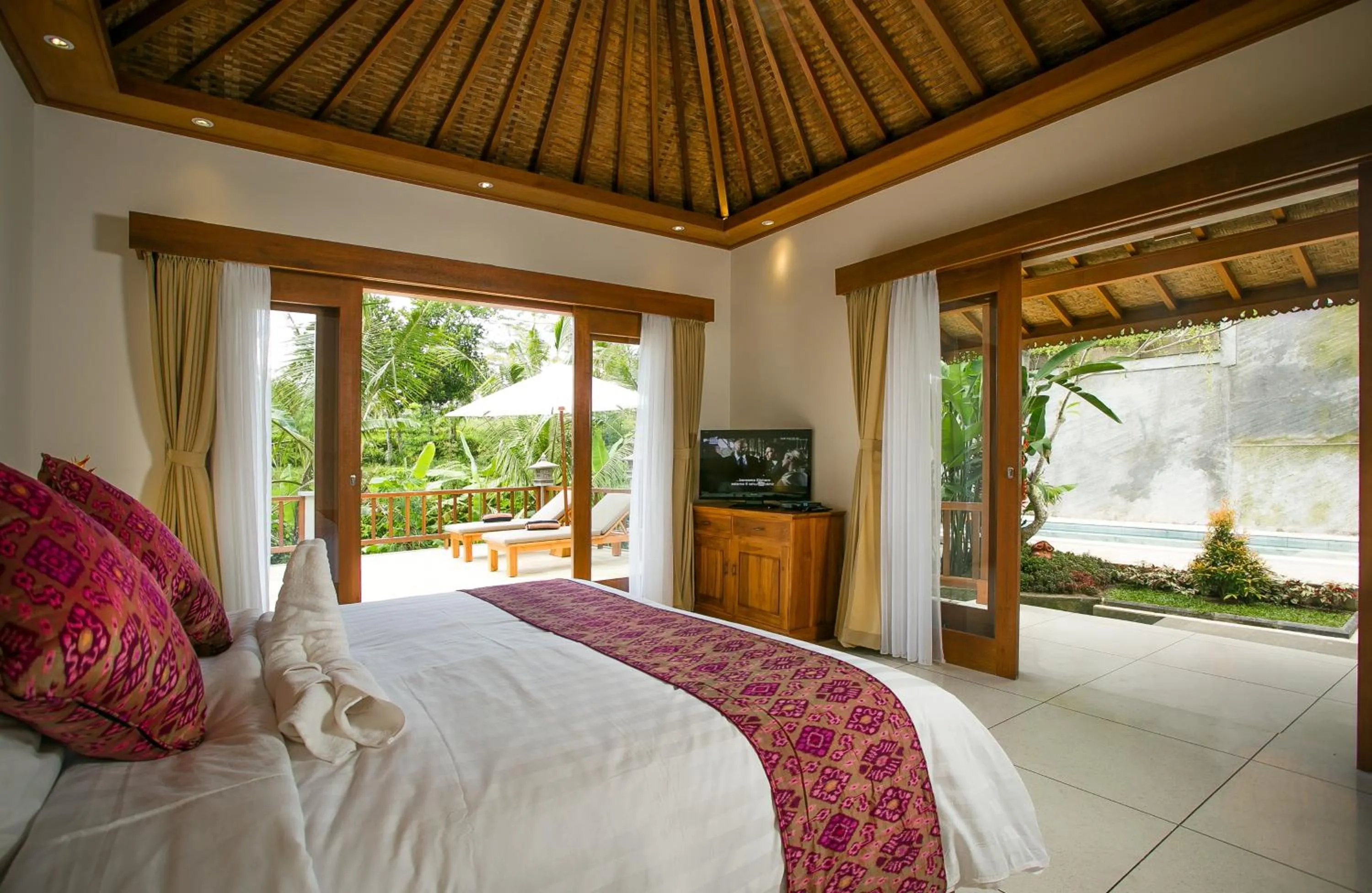 TV and multimedia, Bed in Pesantian Villa and Warung