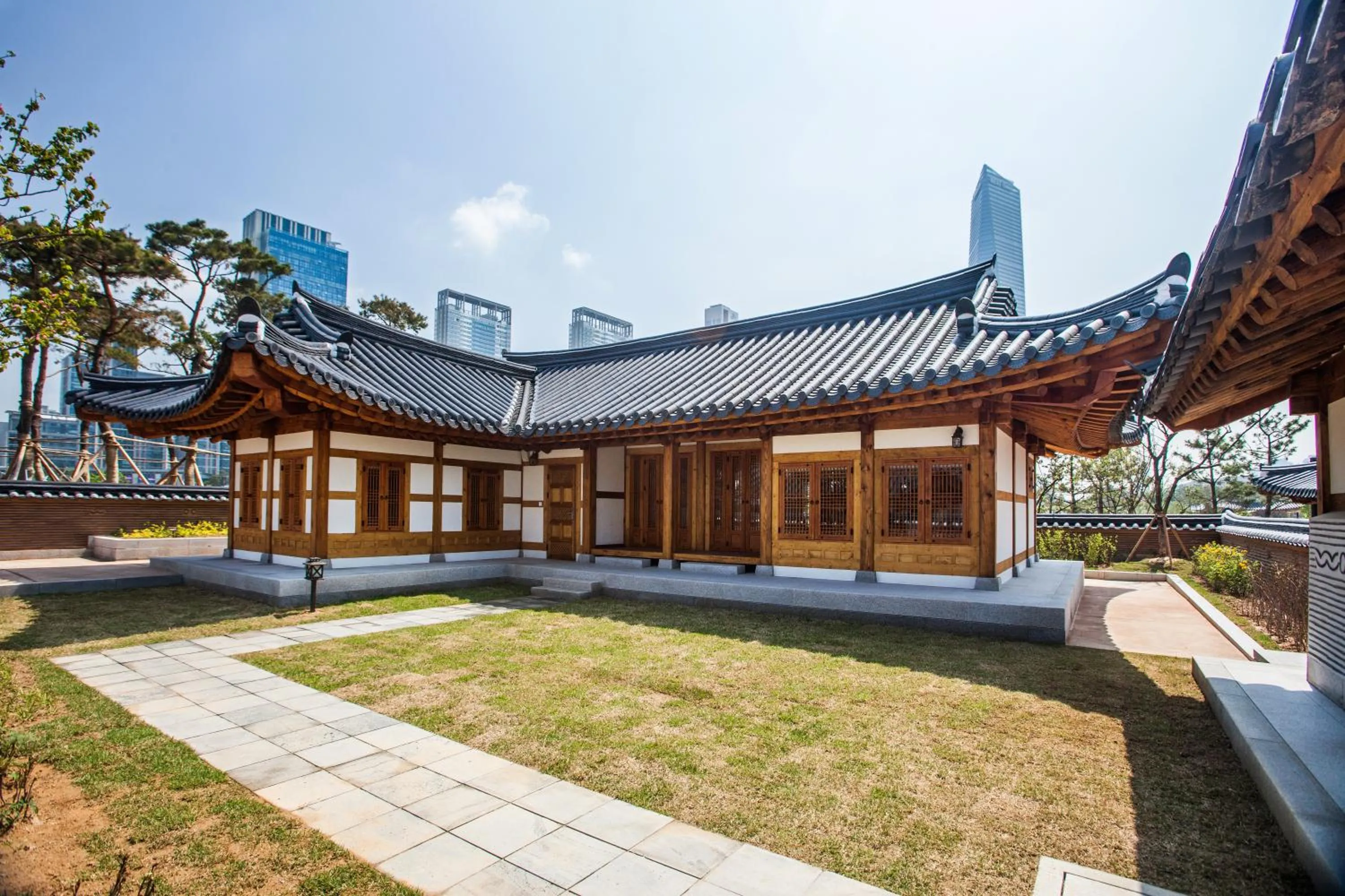 Property building in Gyeongwonjae By Walkerhill