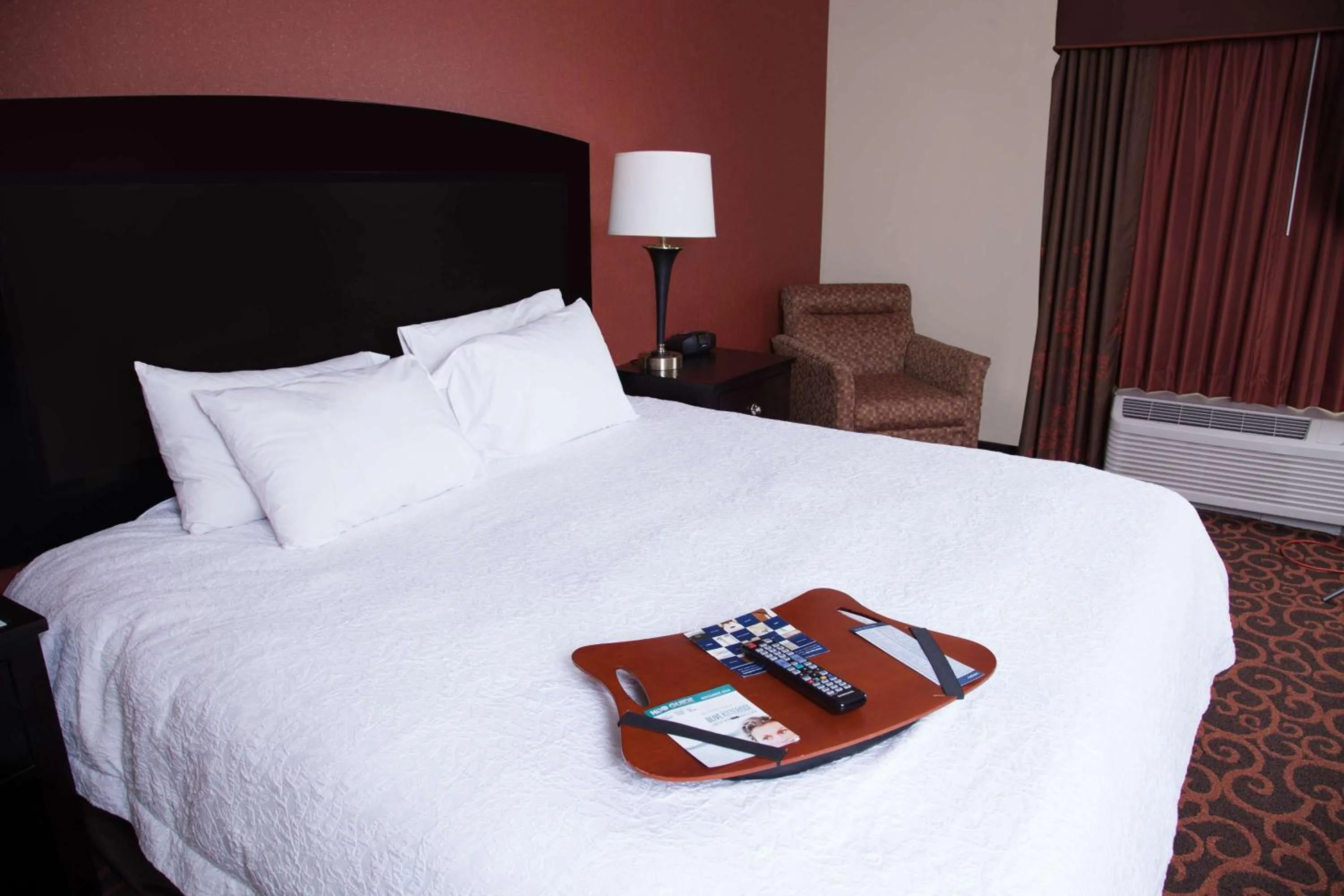 Bed in Hampton Inn & Suites Dickinson ND