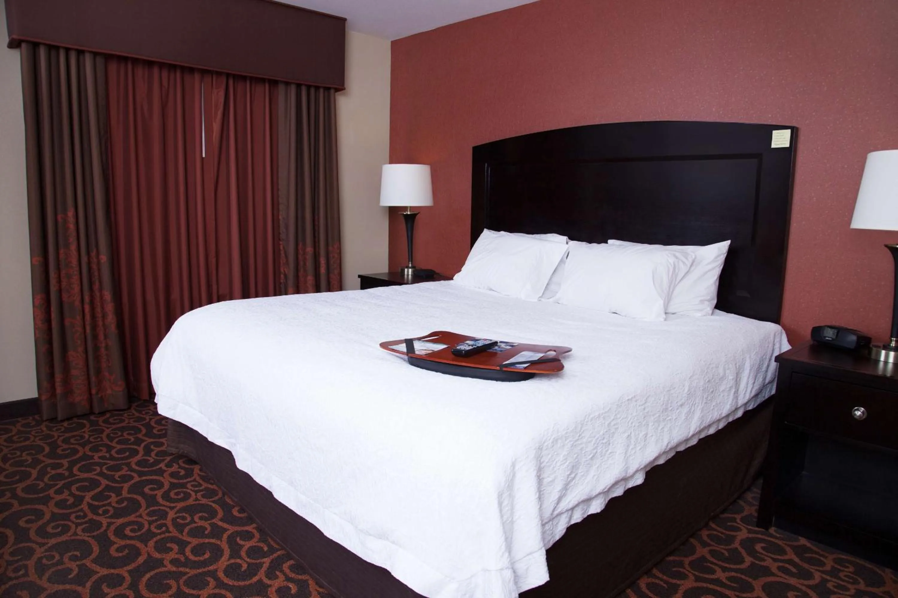 Bed in Hampton Inn & Suites Dickinson ND