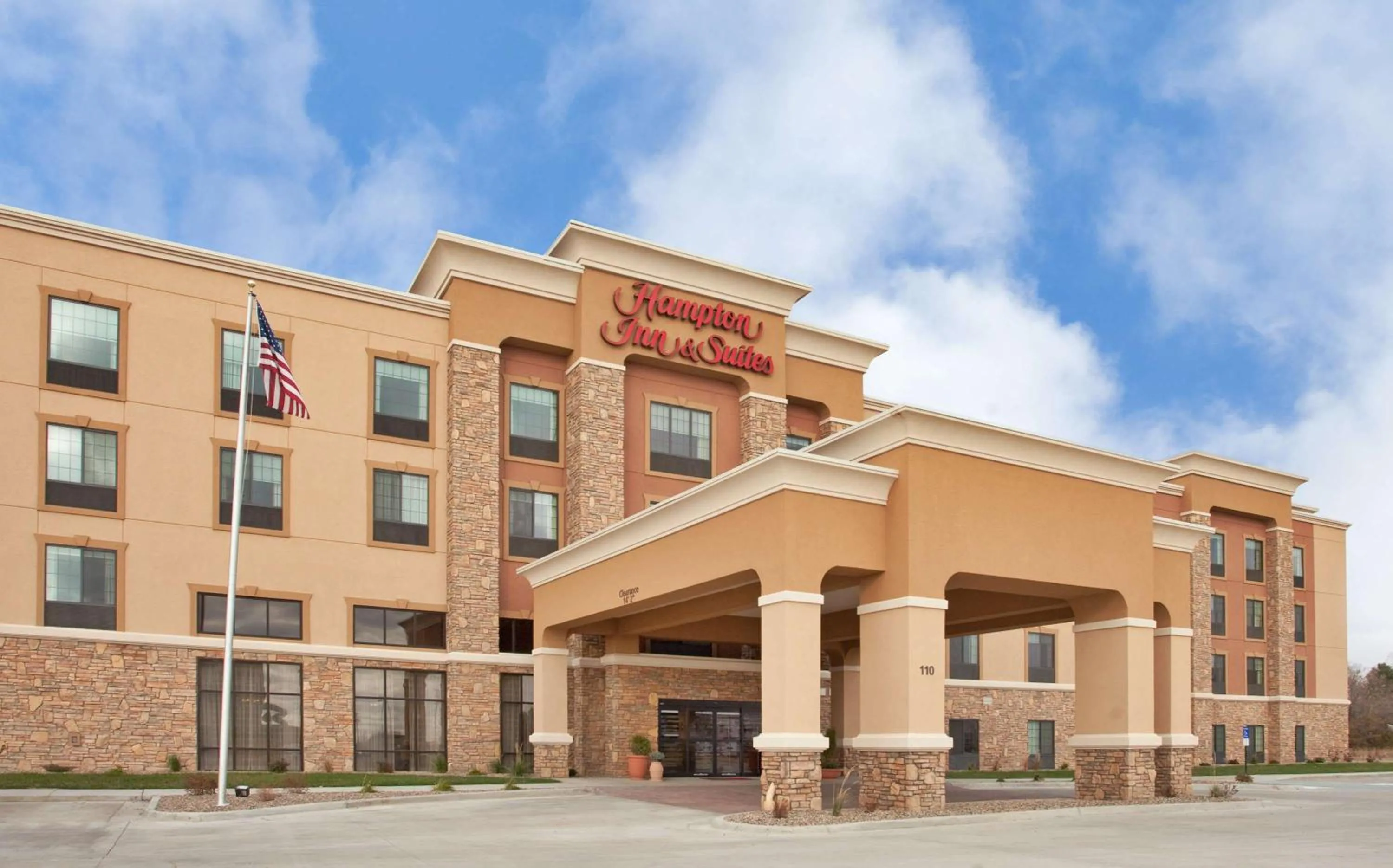 Property building in Hampton Inn & Suites Dickinson ND
