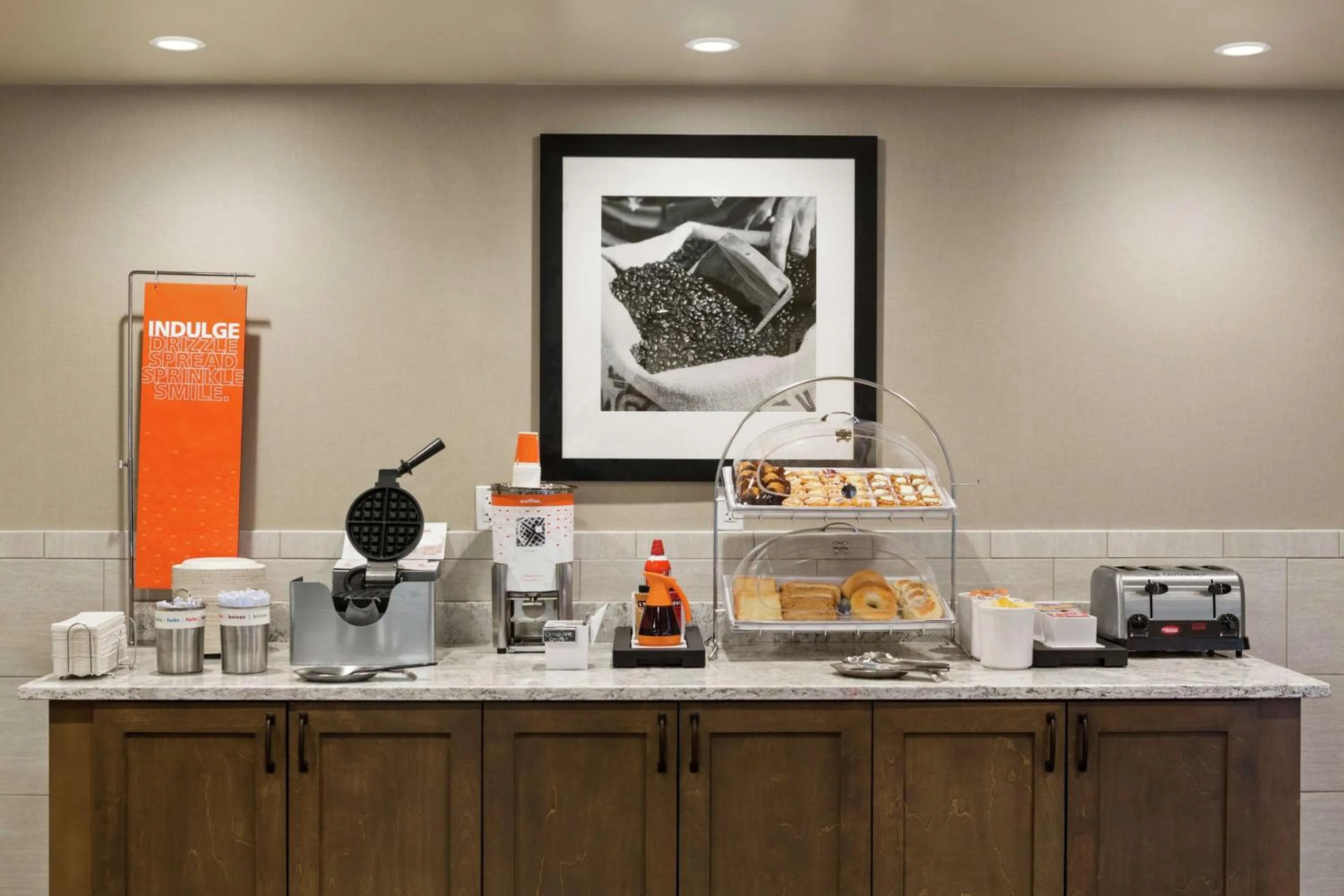 Dining area in Hampton Inn & Suites Minooka