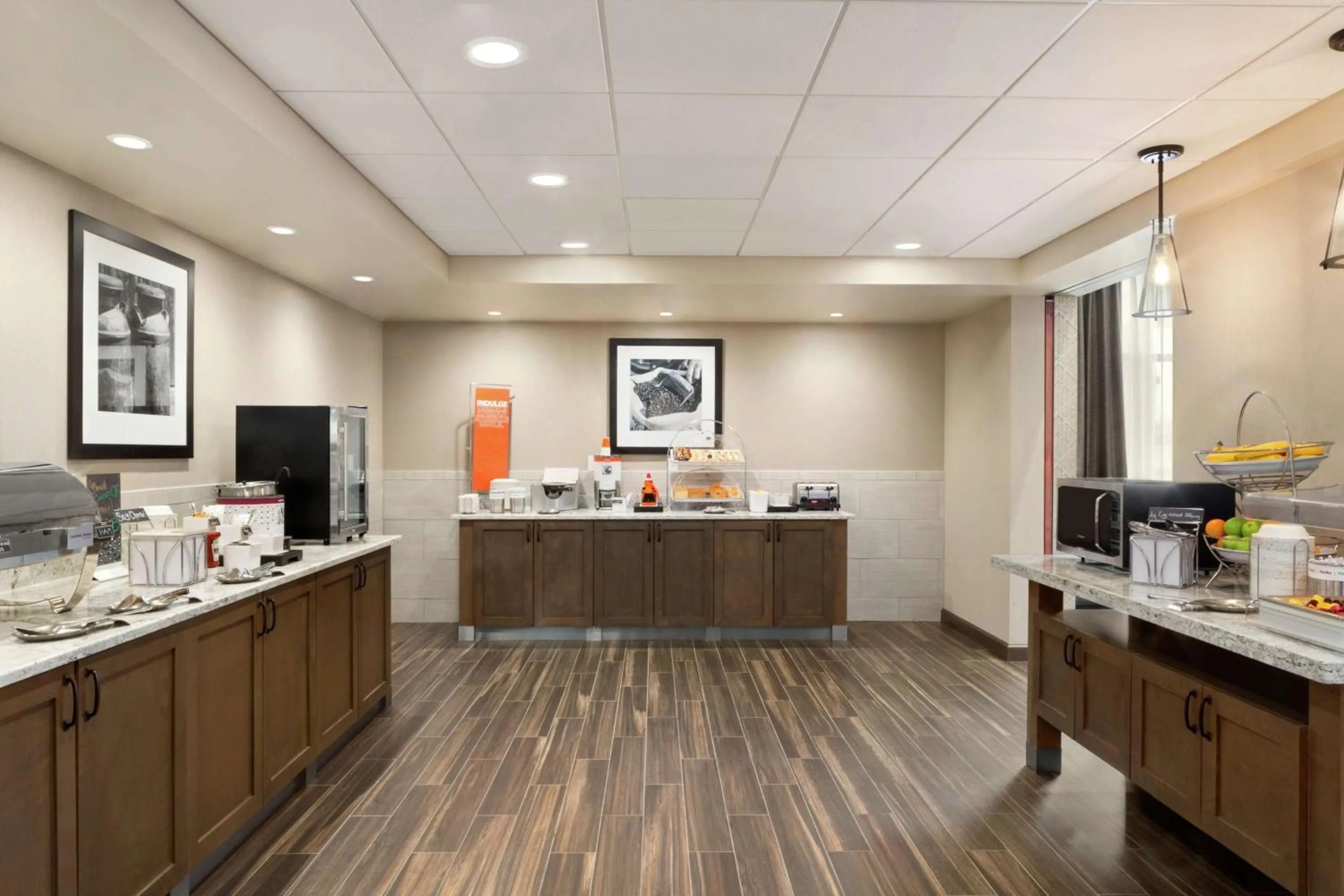 Dining area in Hampton Inn & Suites Minooka
