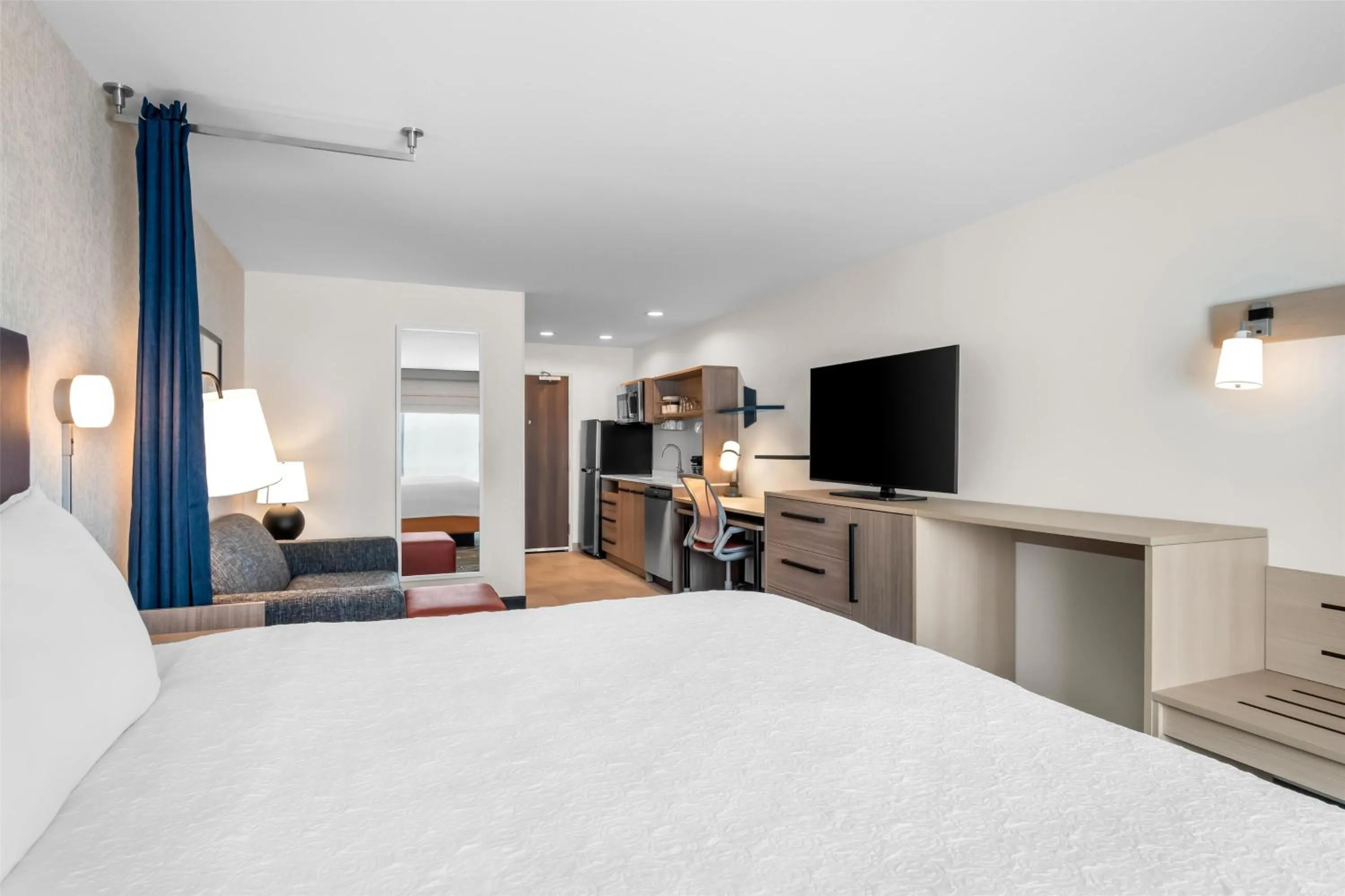 Living room, Bed in Home2 Suites by Hilton Irving/DFW Airport North