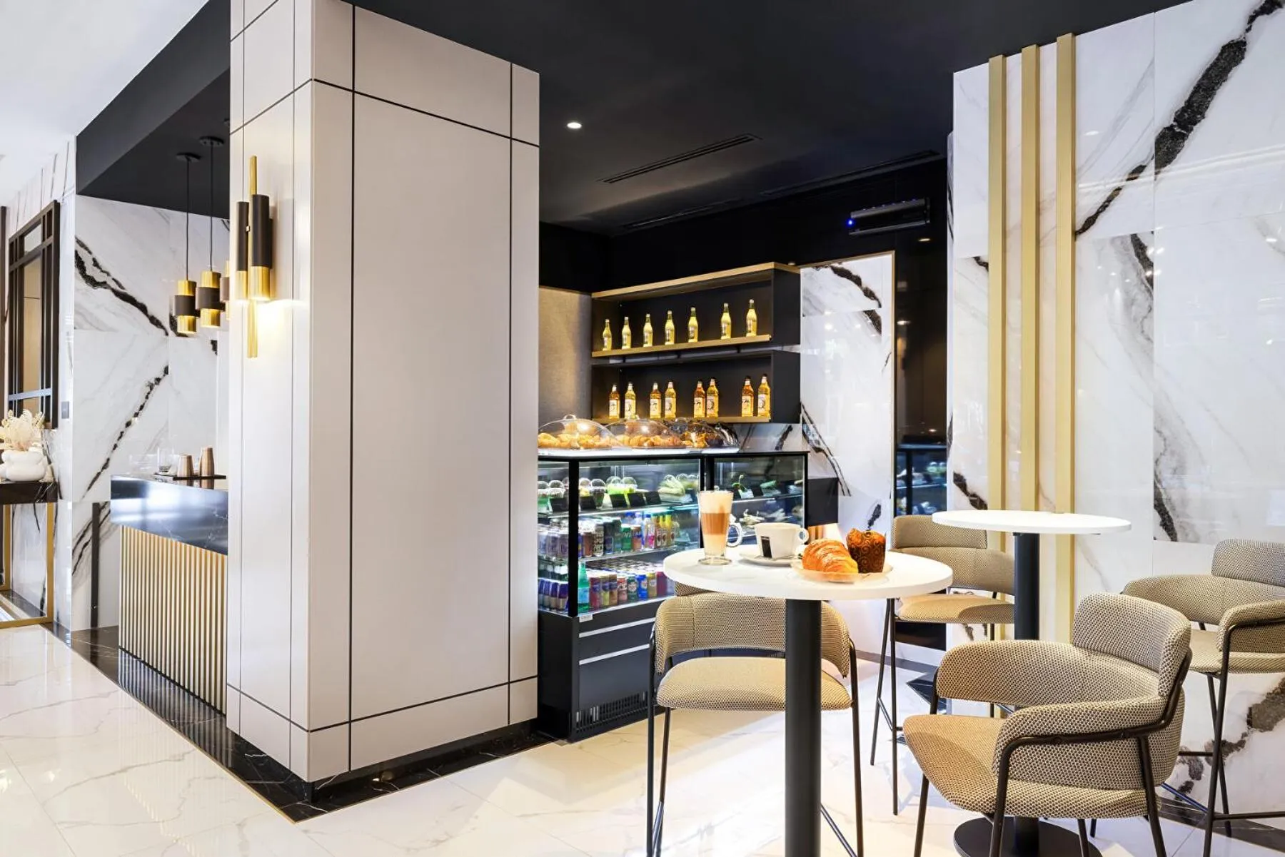 Food and drinks in Riu Plaza Toronto