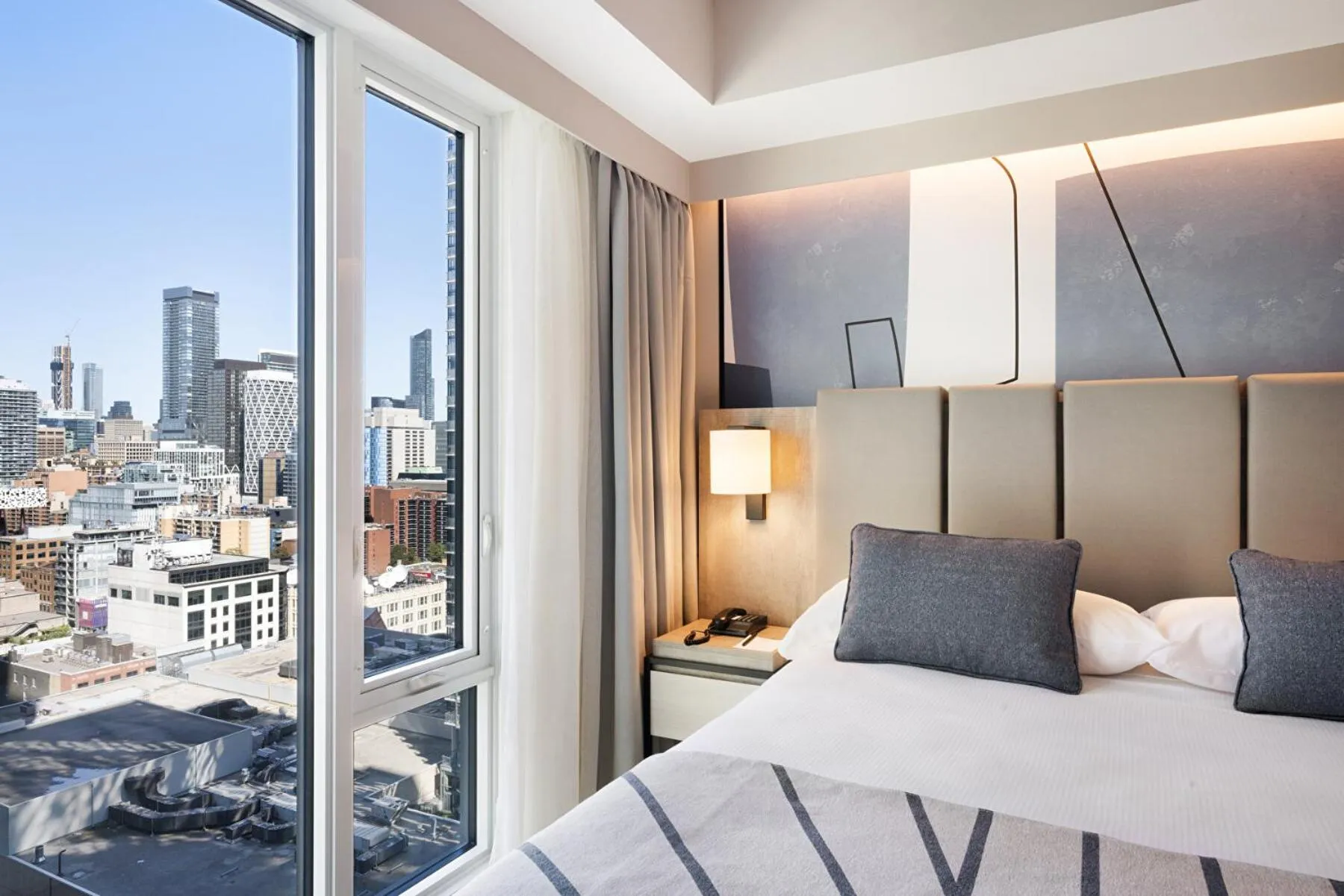 Bed in Riu Plaza Toronto