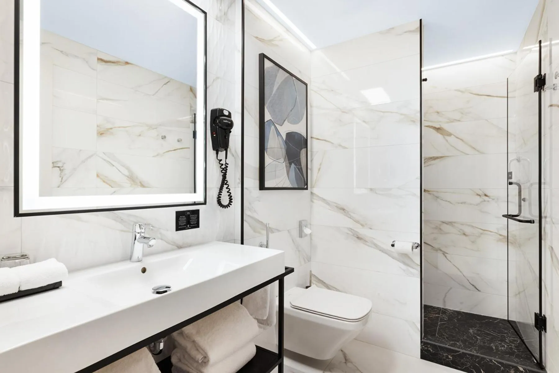 Shower in Riu Plaza Toronto