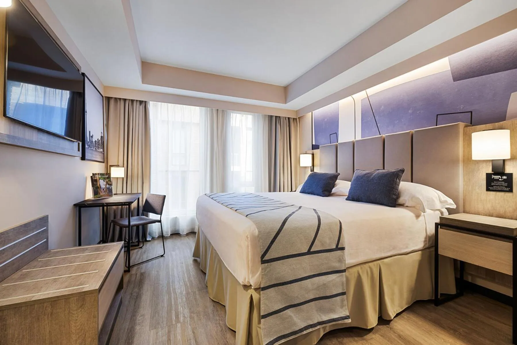 Bedroom, Bed in Riu Plaza Toronto