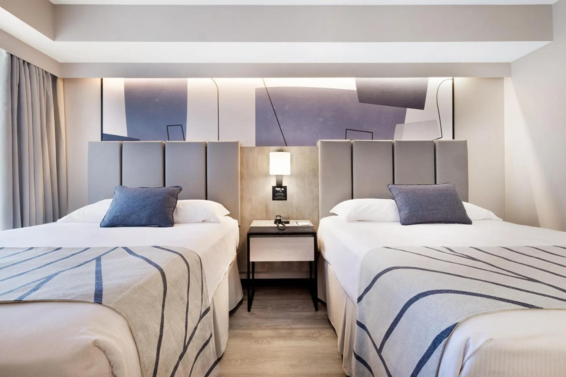 Bed in Riu Plaza Toronto