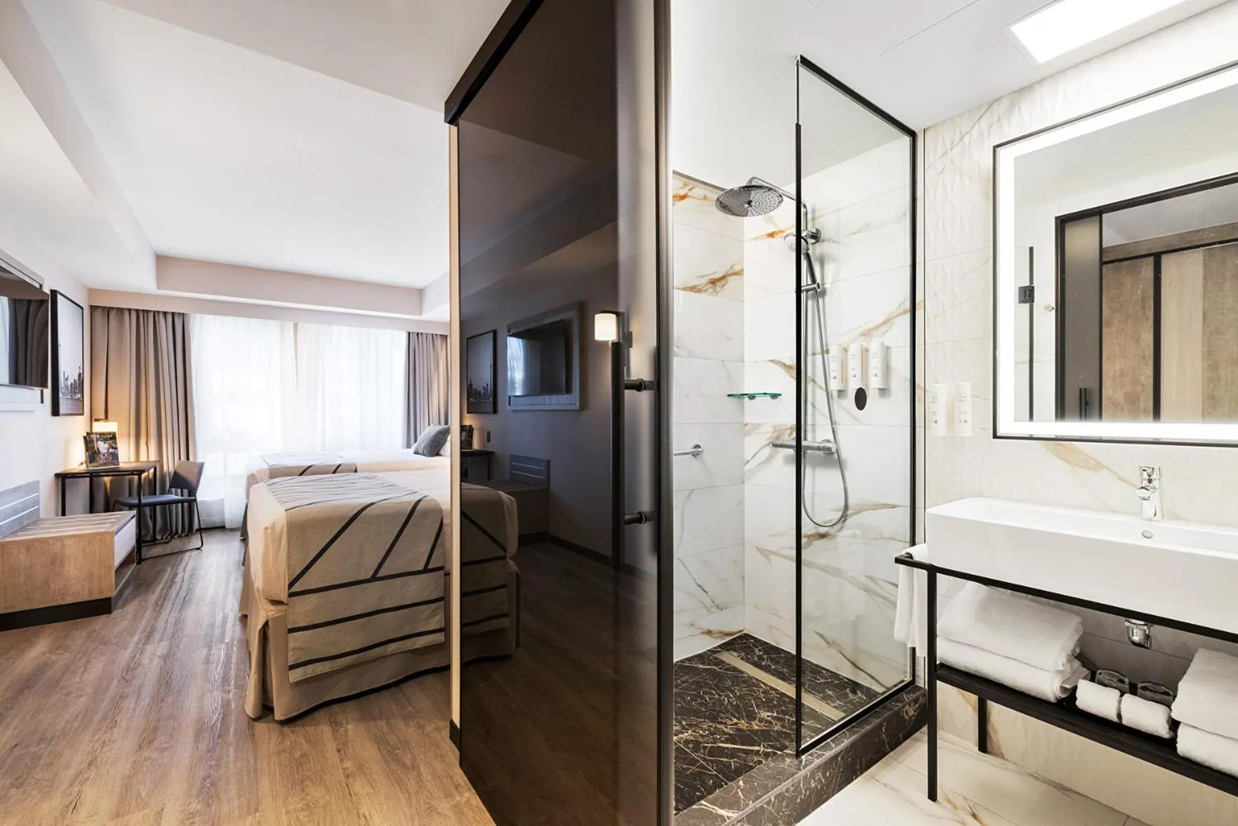 Shower, Bed in Riu Plaza Toronto