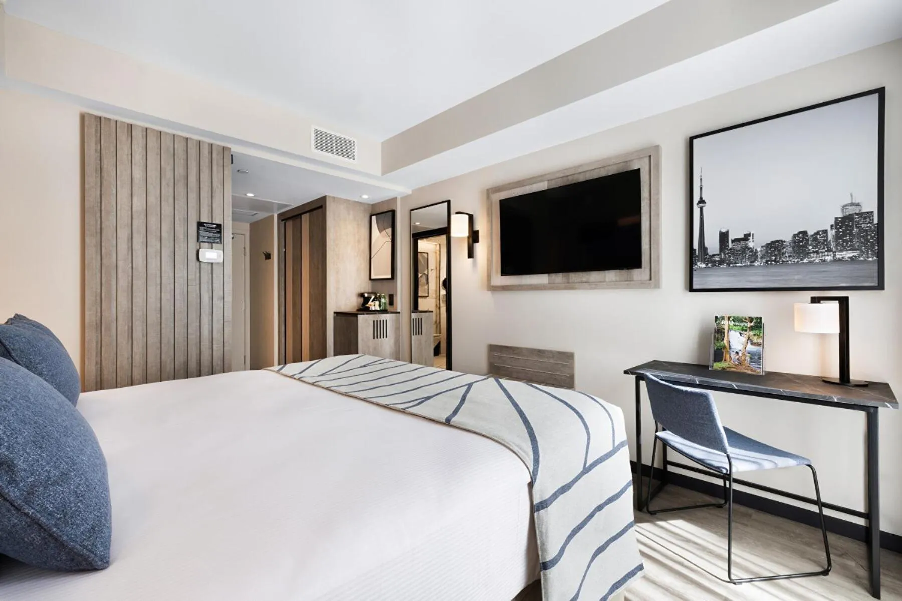 Seating area, Bed in Riu Plaza Toronto