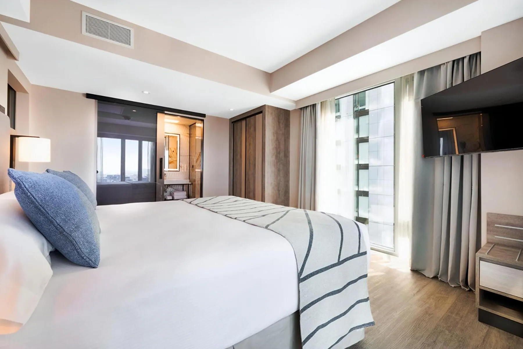 Bathroom, Bed in Riu Plaza Toronto