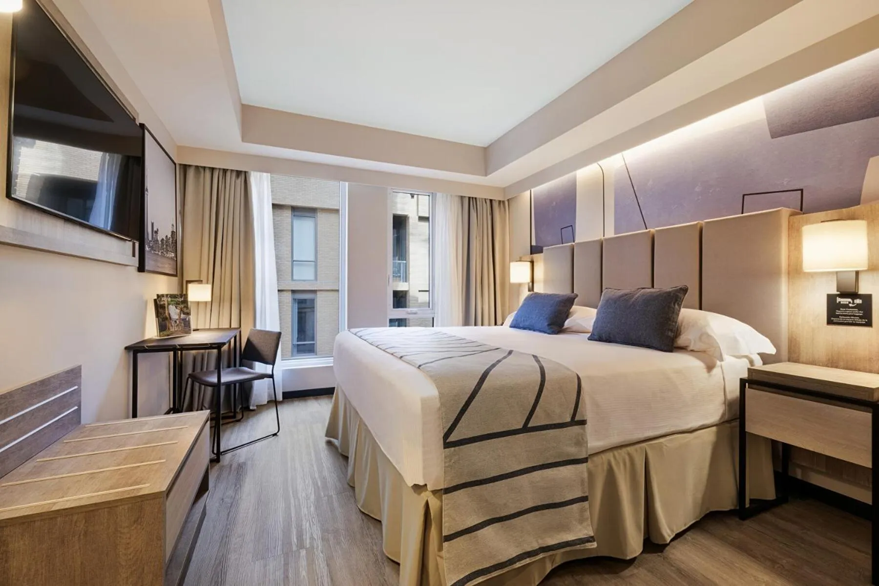 Bedroom, Bed in Riu Plaza Toronto