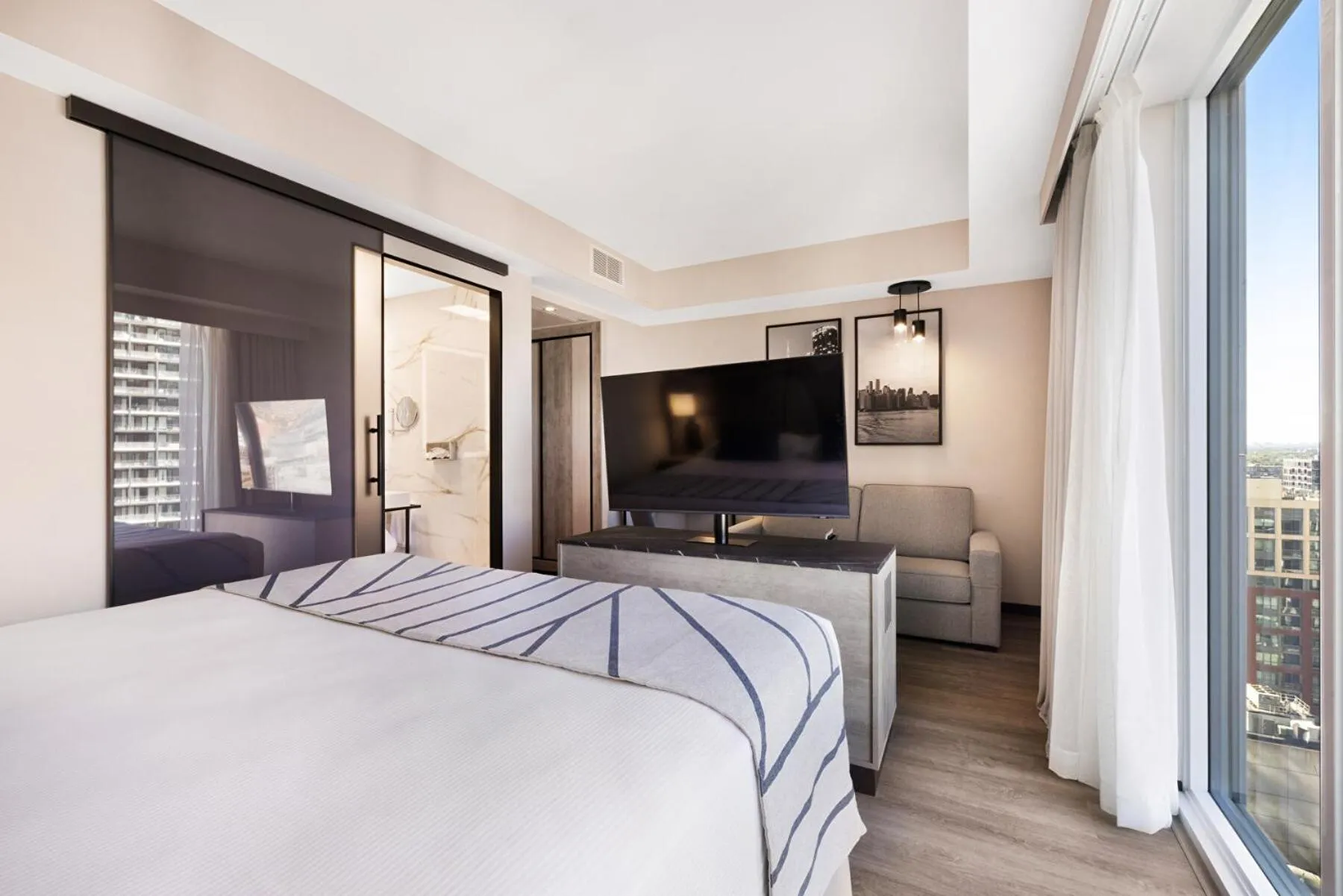 TV and multimedia, Bed in Riu Plaza Toronto