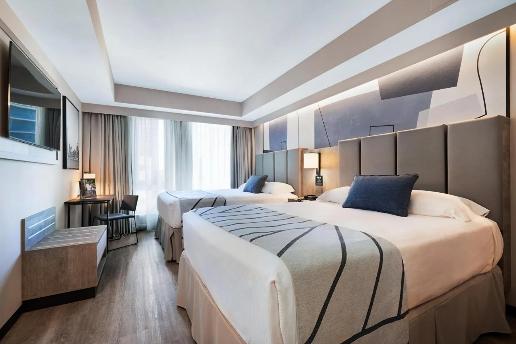 Bedroom, Bed in Riu Plaza Toronto