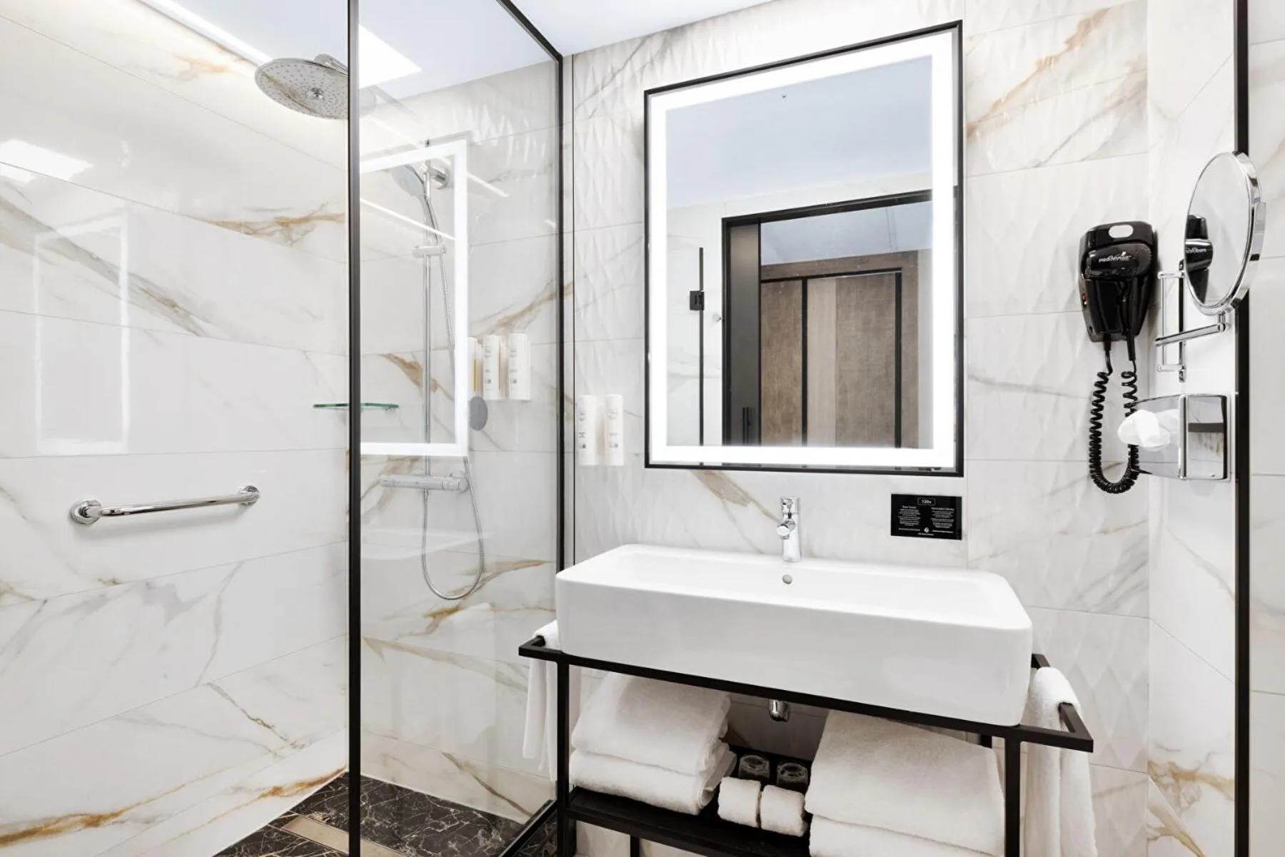 Shower in Riu Plaza Toronto