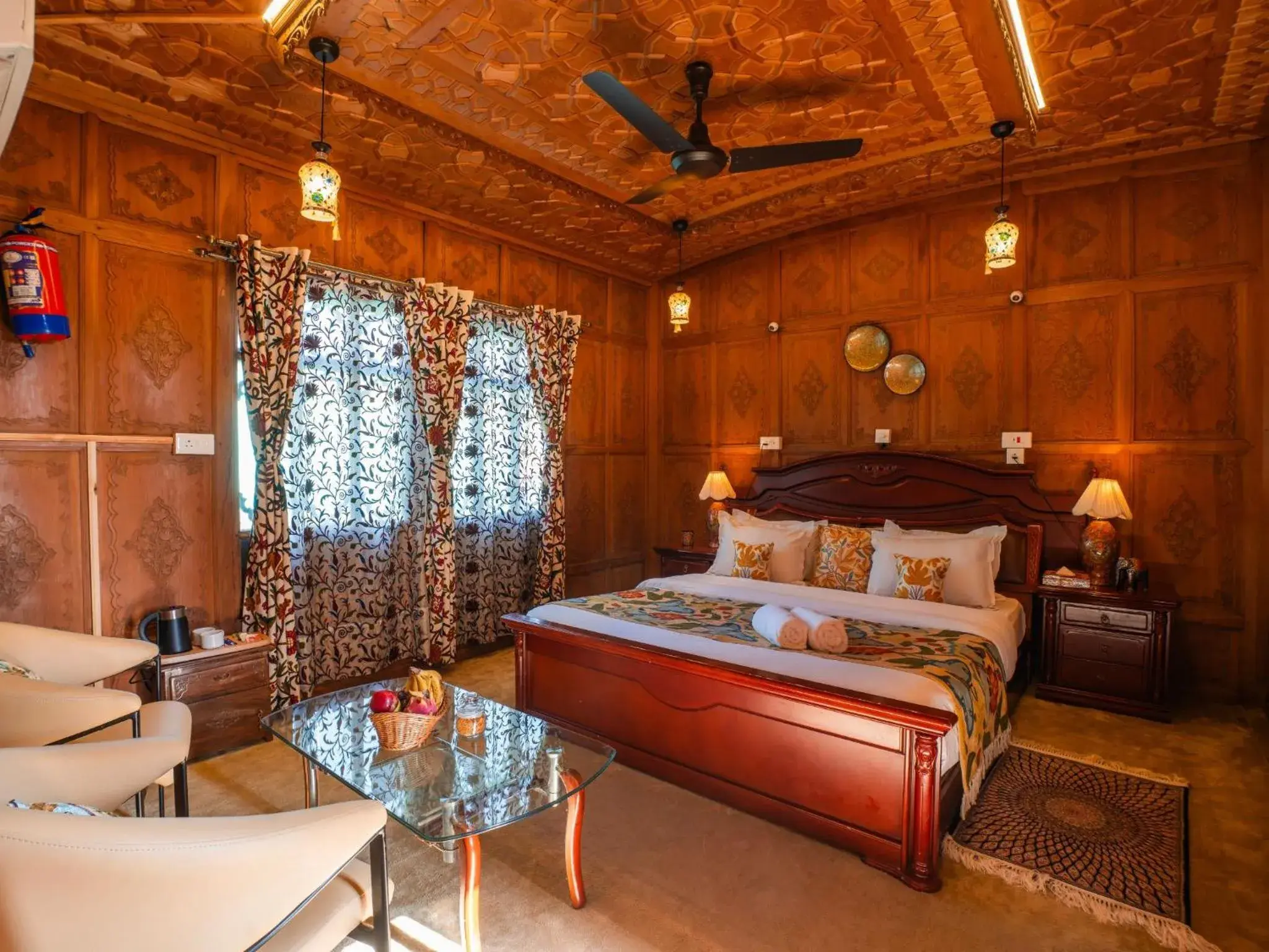 Superior Room with Bathtub in Moustache Houseboat Srinagar Superior Room with Bathtub in Moustache Houseboat Srinagar