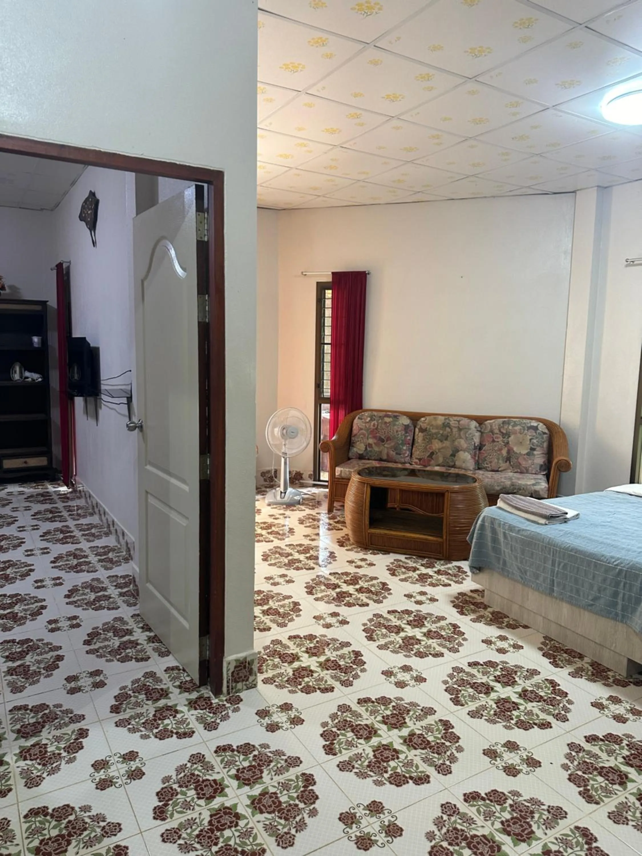 Living room, Bed in Fine Times Resort