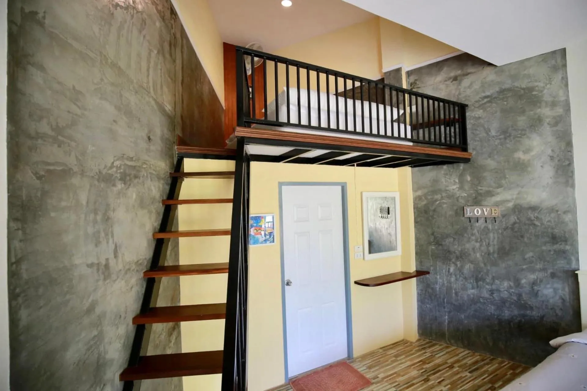 Decorative detail in TonSilp Art Home