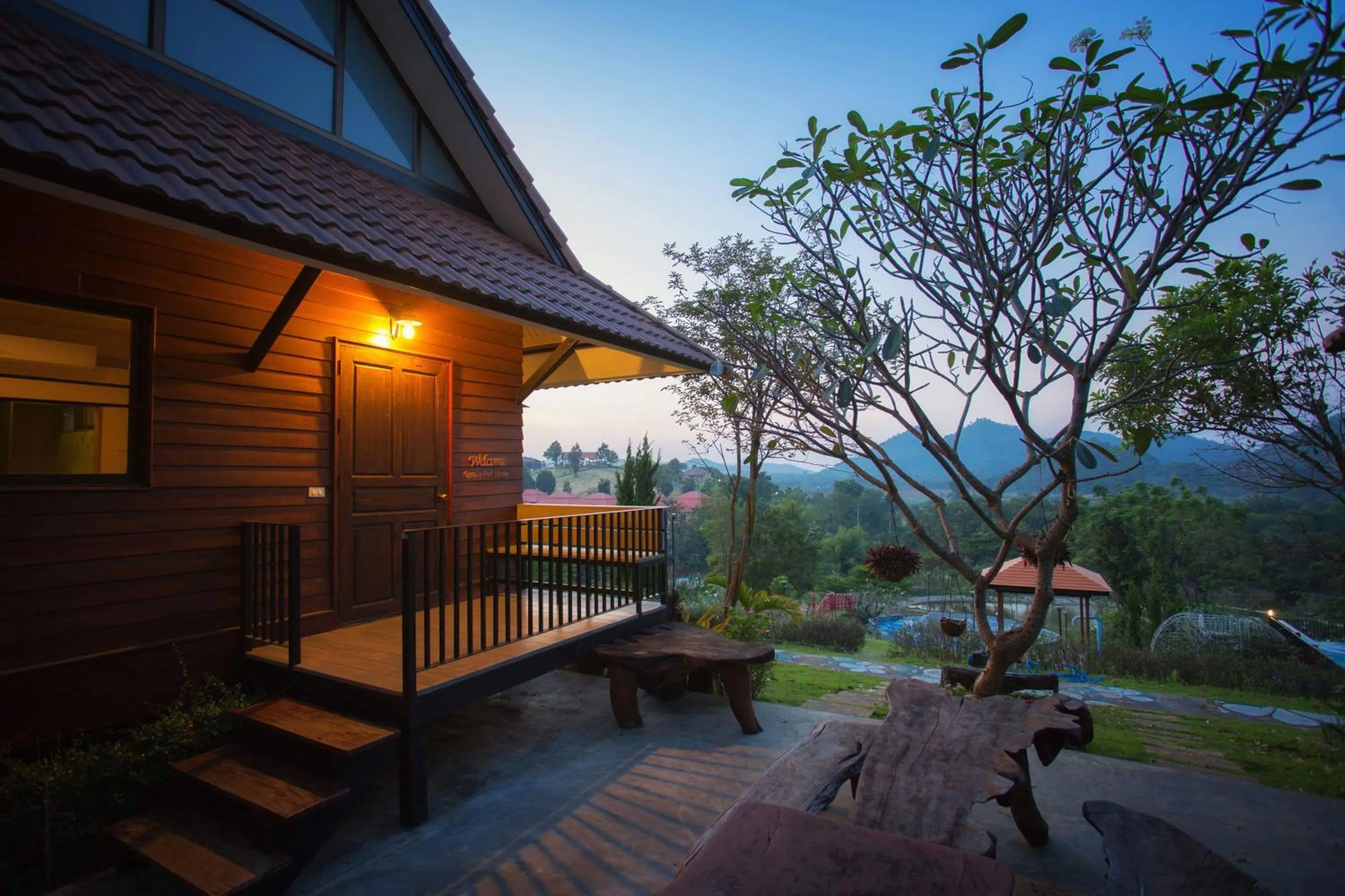 Photo of the whole room in TonSilp Art Home