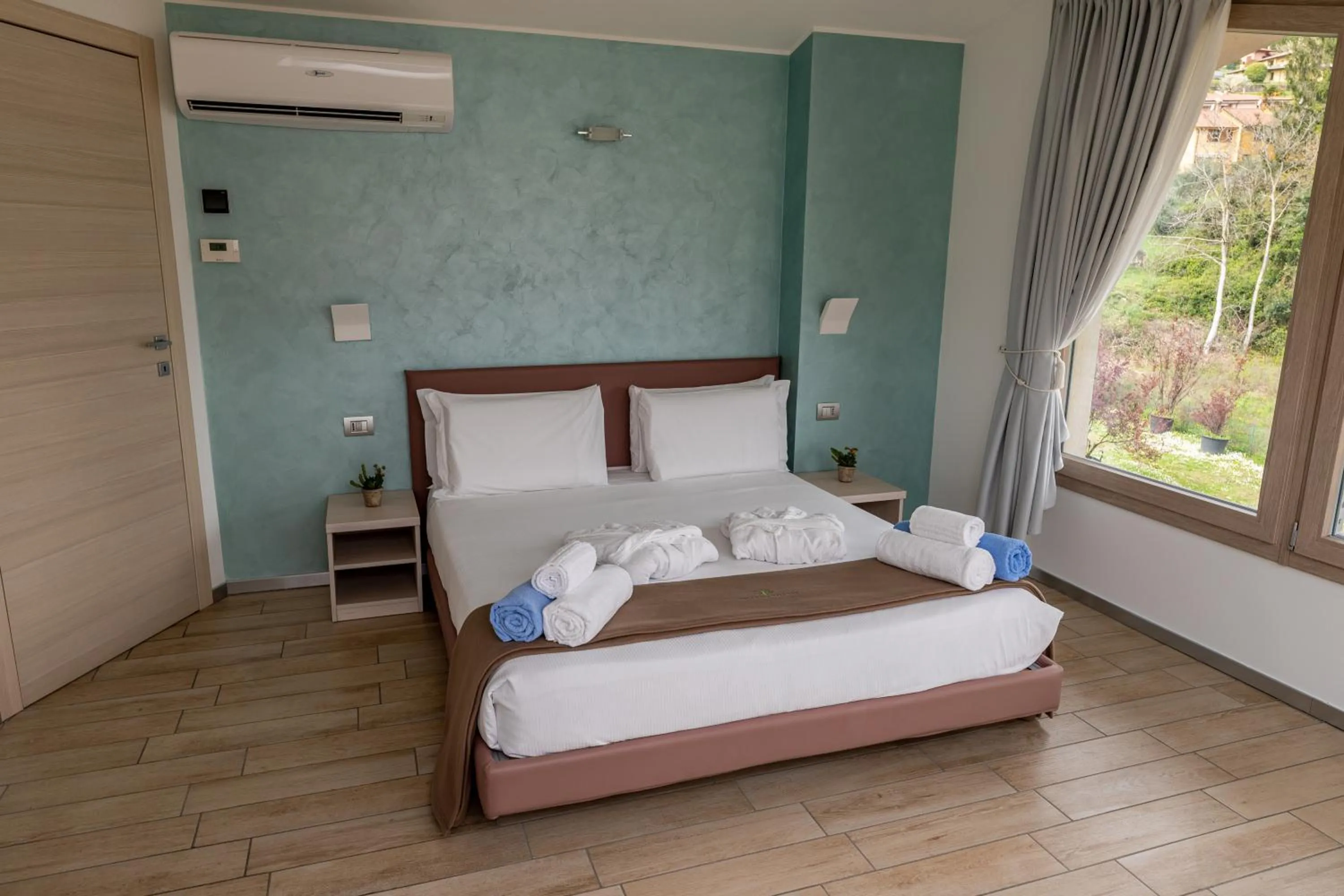 Bed in Bellagio Village - Holiday Apartments by the Lake - Seasonal Warm Pool and Sauna