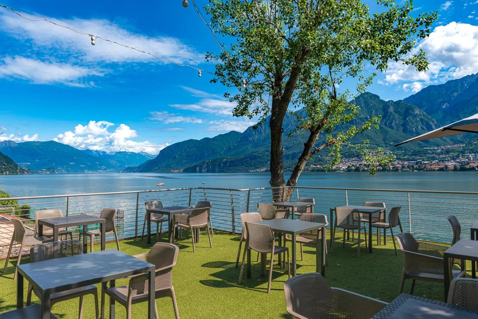 Restaurant/places to eat in Bellagio Village - Holiday Apartments by the Lake - Seasonal Warm Pool and Sauna