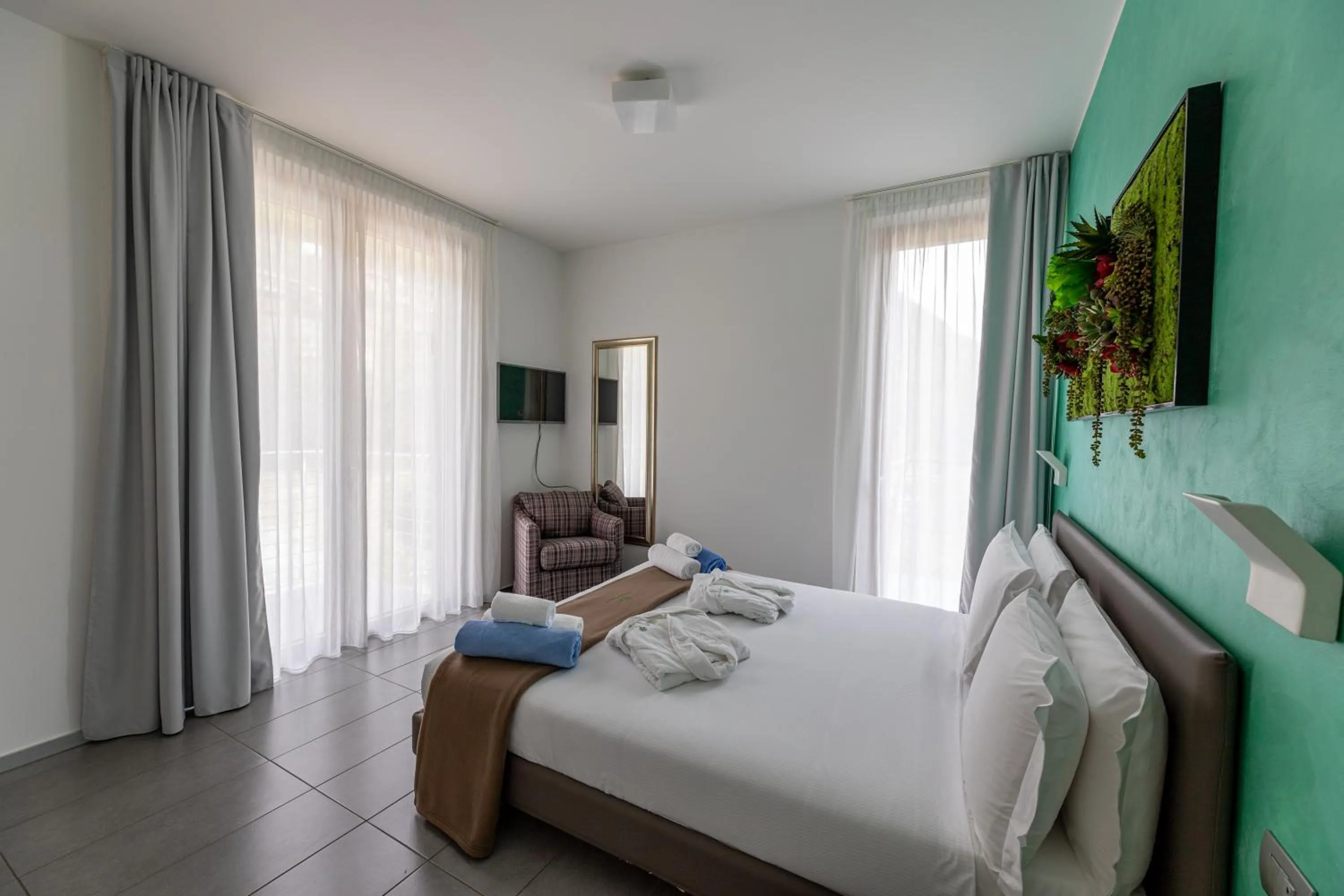 Bed in Bellagio Village - Holiday Apartments by the Lake - Seasonal Warm Pool and Sauna