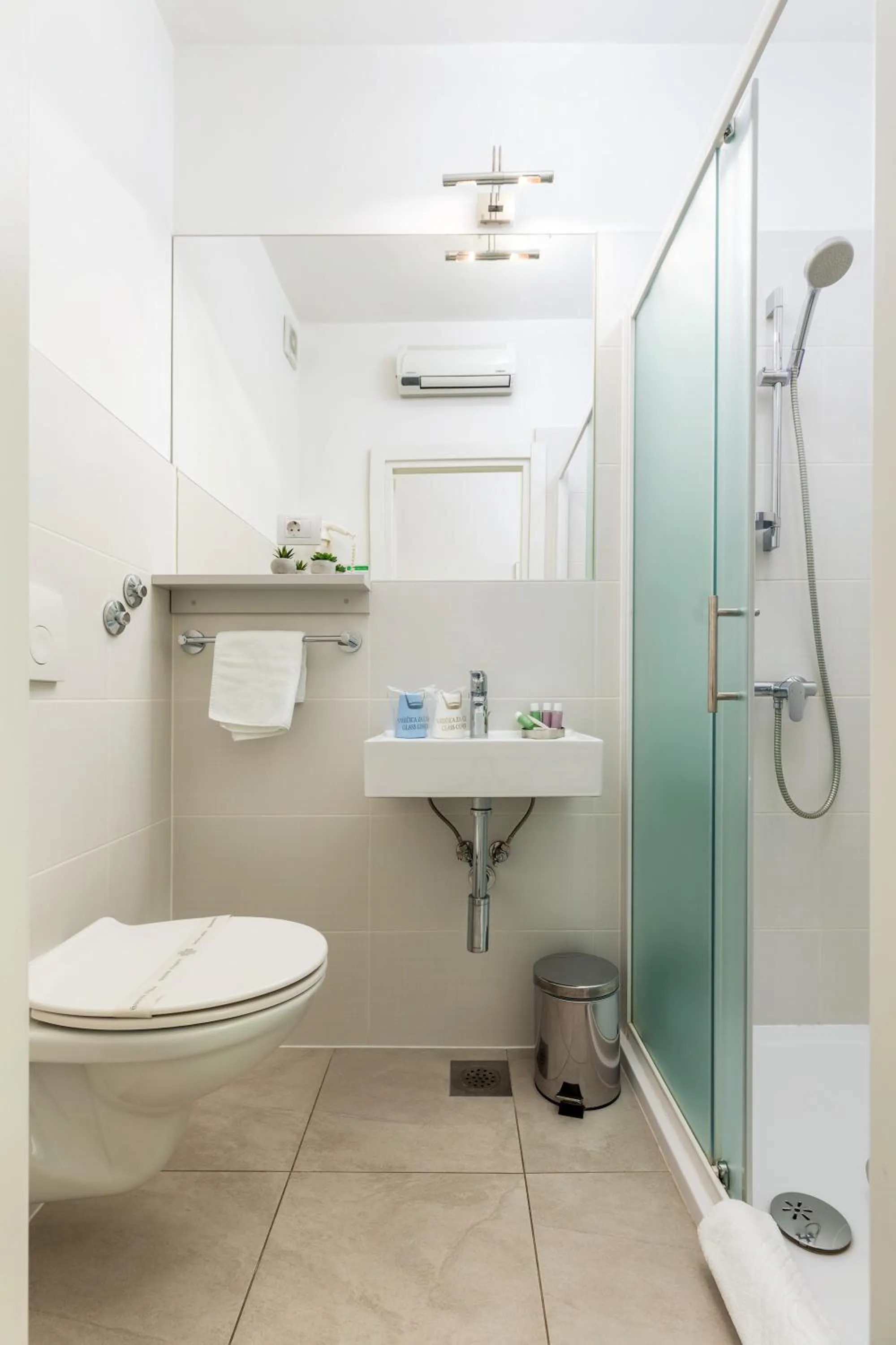 Shower in Boutique Suites Joyce