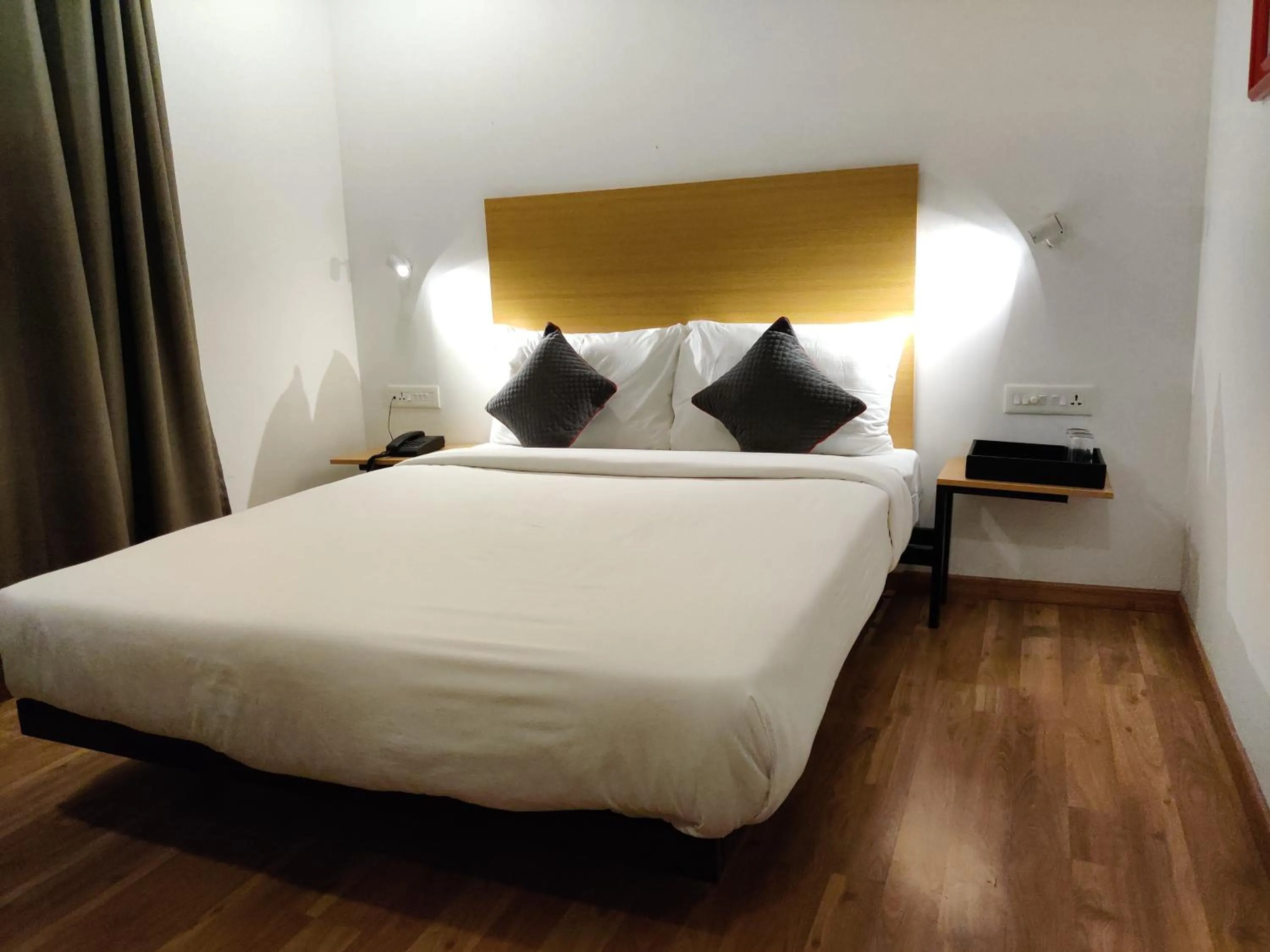 Bedroom, Bed in Grey Oak Hotel