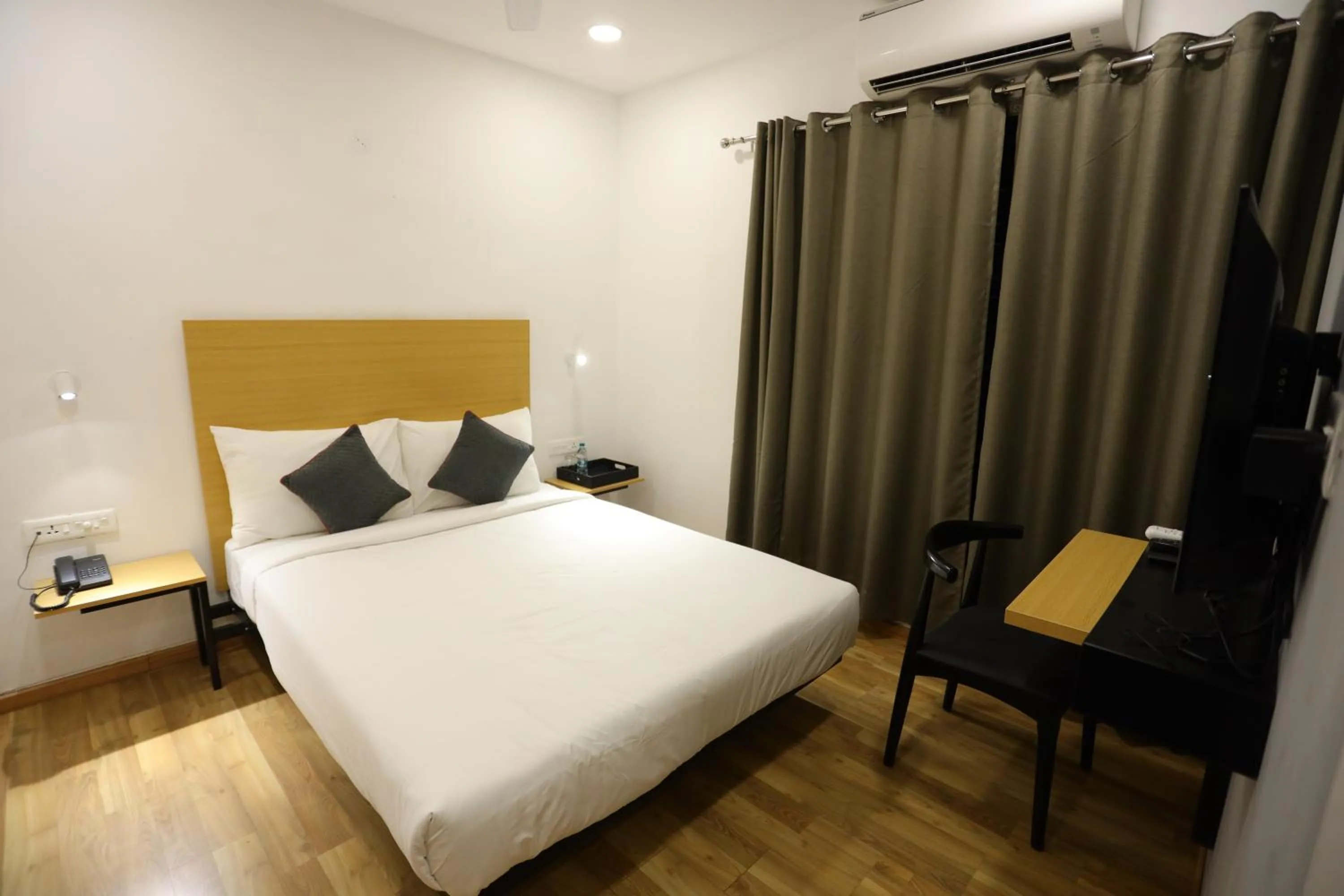 Bedroom, Bed in Grey Oak Hotel