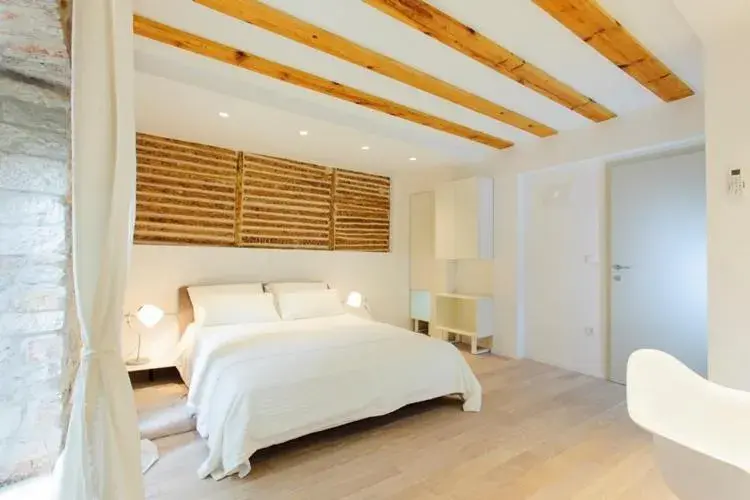 Deluxe Double Room with Balcony in Grgur Ninski Rooms Deluxe Double Room with Balcony in Grgur Ninski Rooms