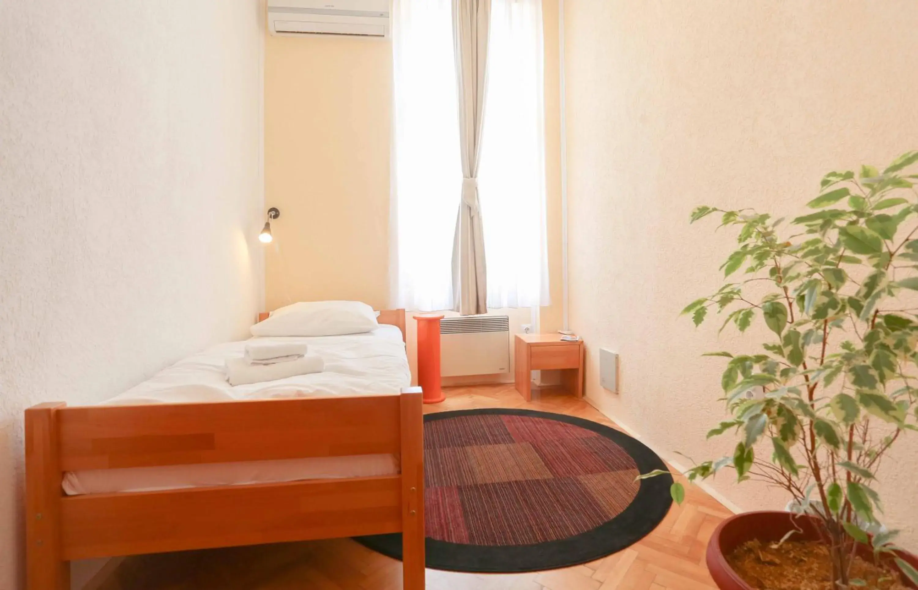 Single Room with Shared Bathroom - single occupancy in Pigeon Square Rooms Single Room with Shared Bathroom - single occupancy in Pigeon Square Rooms