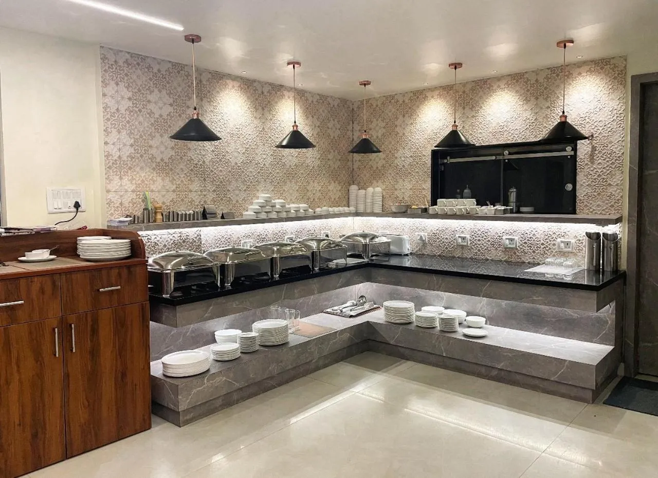 Restaurant/places to eat in Triton Suites By Bestinn Leisure