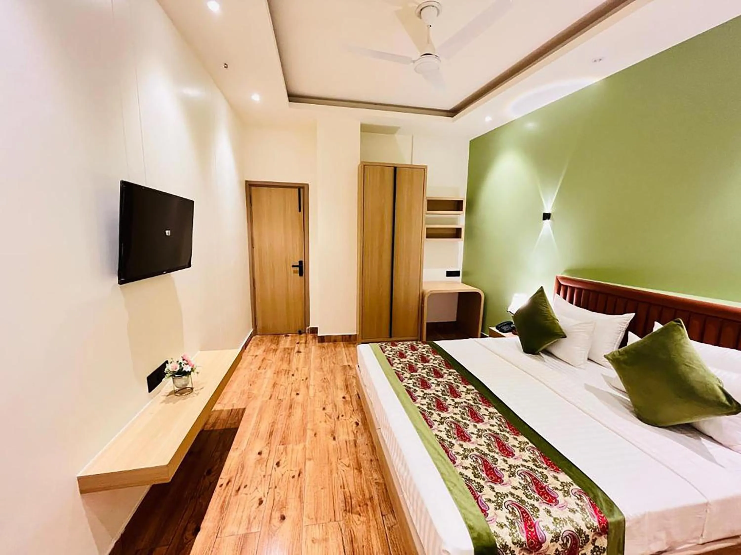 Communal lounge/ TV room in Hotel Punj E Tara Anand Vihar Vaishali Ghaziabad