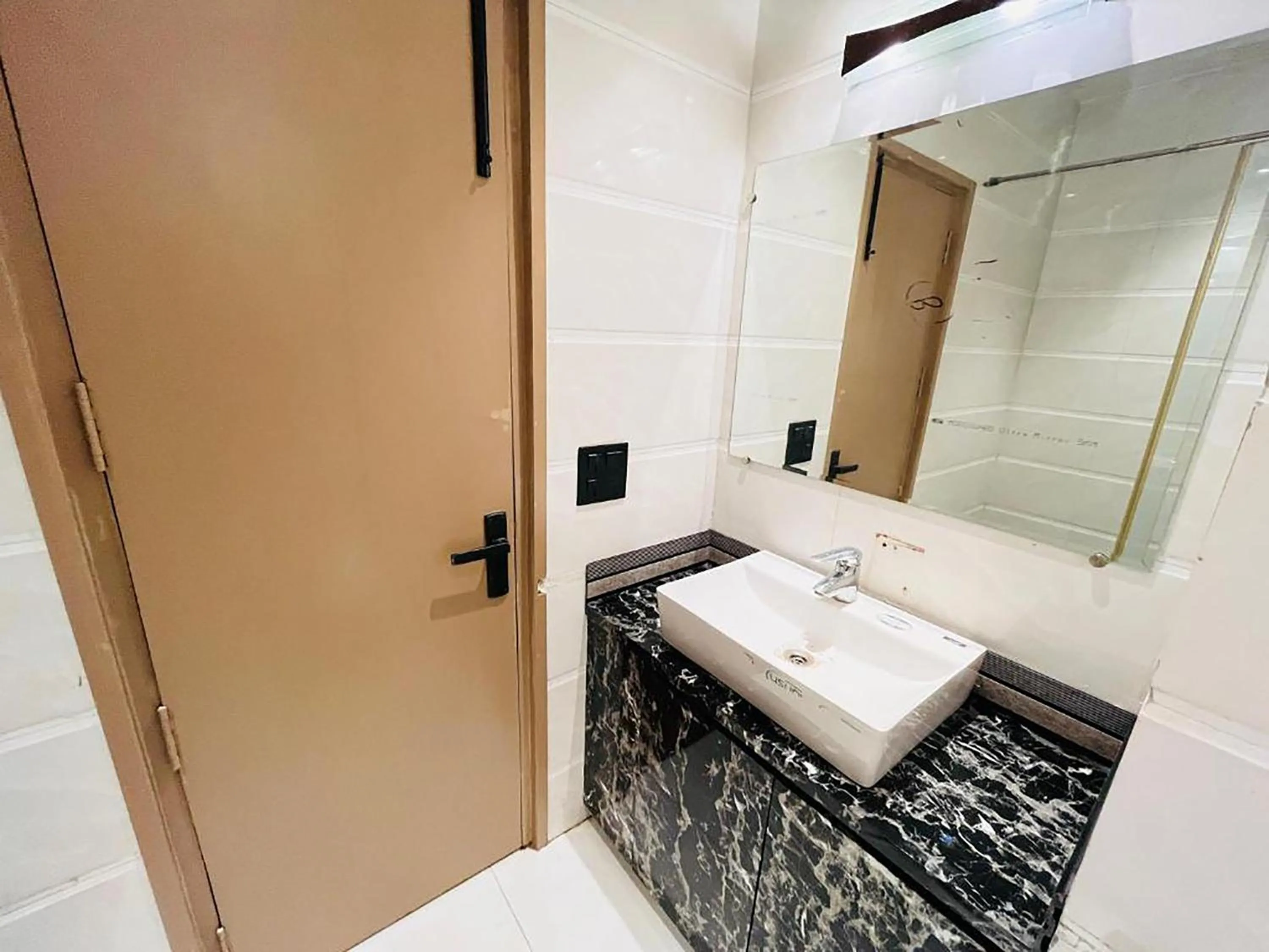 Shower in Hotel Punj E Tara Anand Vihar Vaishali Ghaziabad